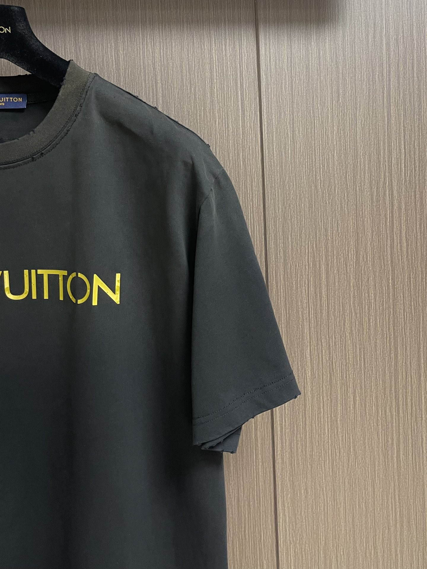 LV 2025ss夏季新款做旧圆领T恤，定制YB雪花全棉材质 透气舒适 质感十足，短袖T恤裁剪 凸显品牌