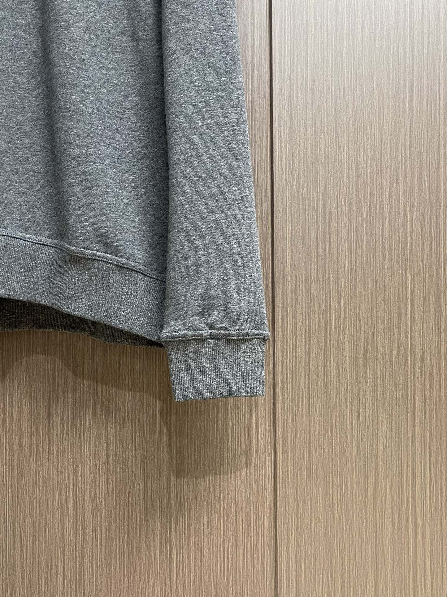 Burberry 字母印花logo圆领长袖T恤，针织圆领棉布圆领卫衣，灰色毛圈棉质面料，前胸品牌字母大l