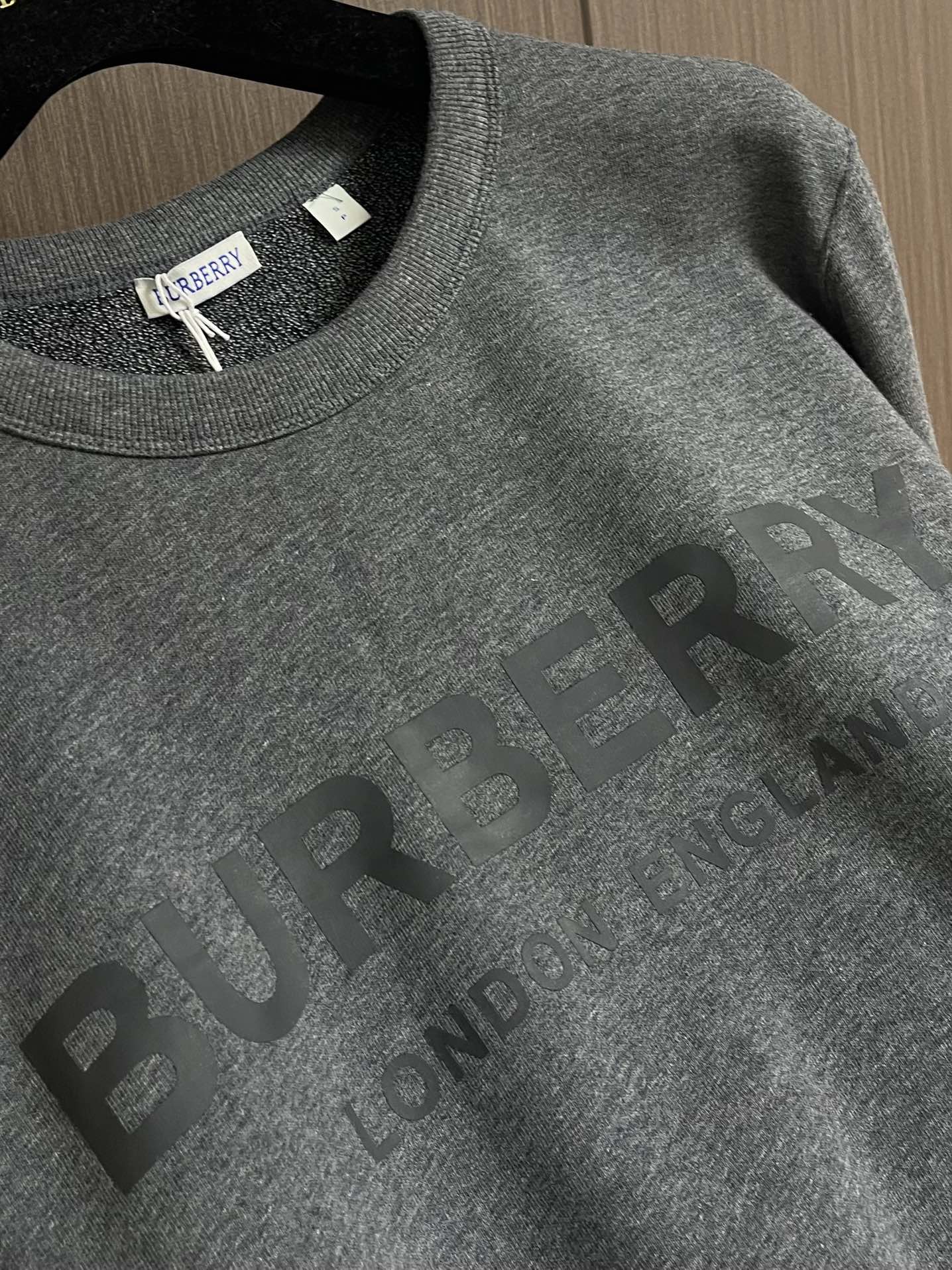 Burberry 字母印花logo圆领长袖T恤，针织圆领棉布圆领卫衣，灰色毛圈棉质面料，前胸品牌字母大l