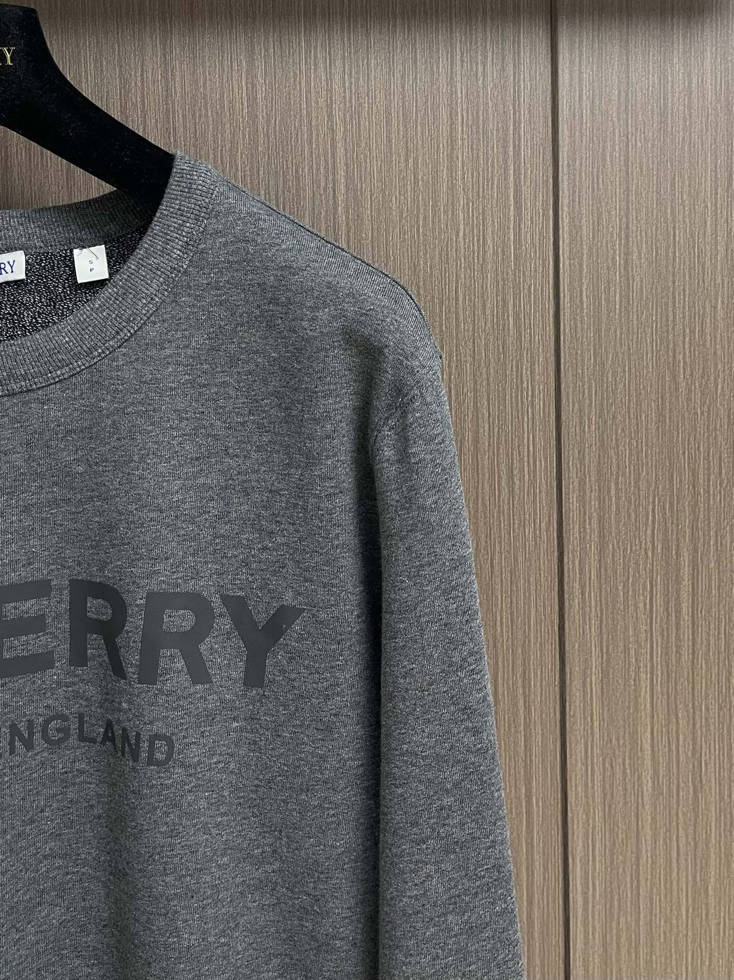Burberry 字母印花logo圆领长袖T恤，针织圆领棉布圆领卫衣，灰色毛圈棉质面料，前胸品牌字母大l