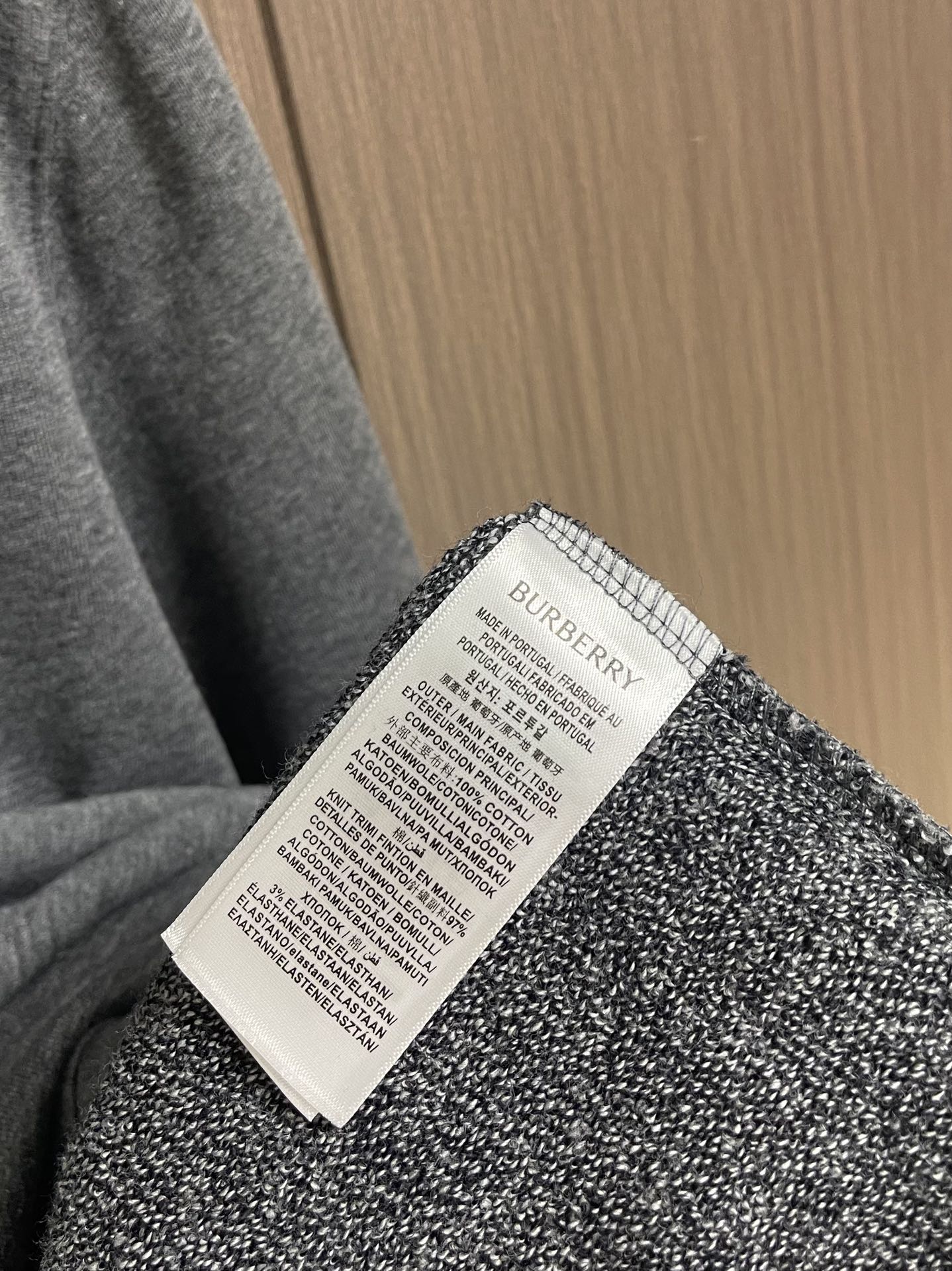 Burberry 字母印花logo圆领长袖T恤，针织圆领棉布圆领卫衣，灰色毛圈棉质面料，前胸品牌字母大l