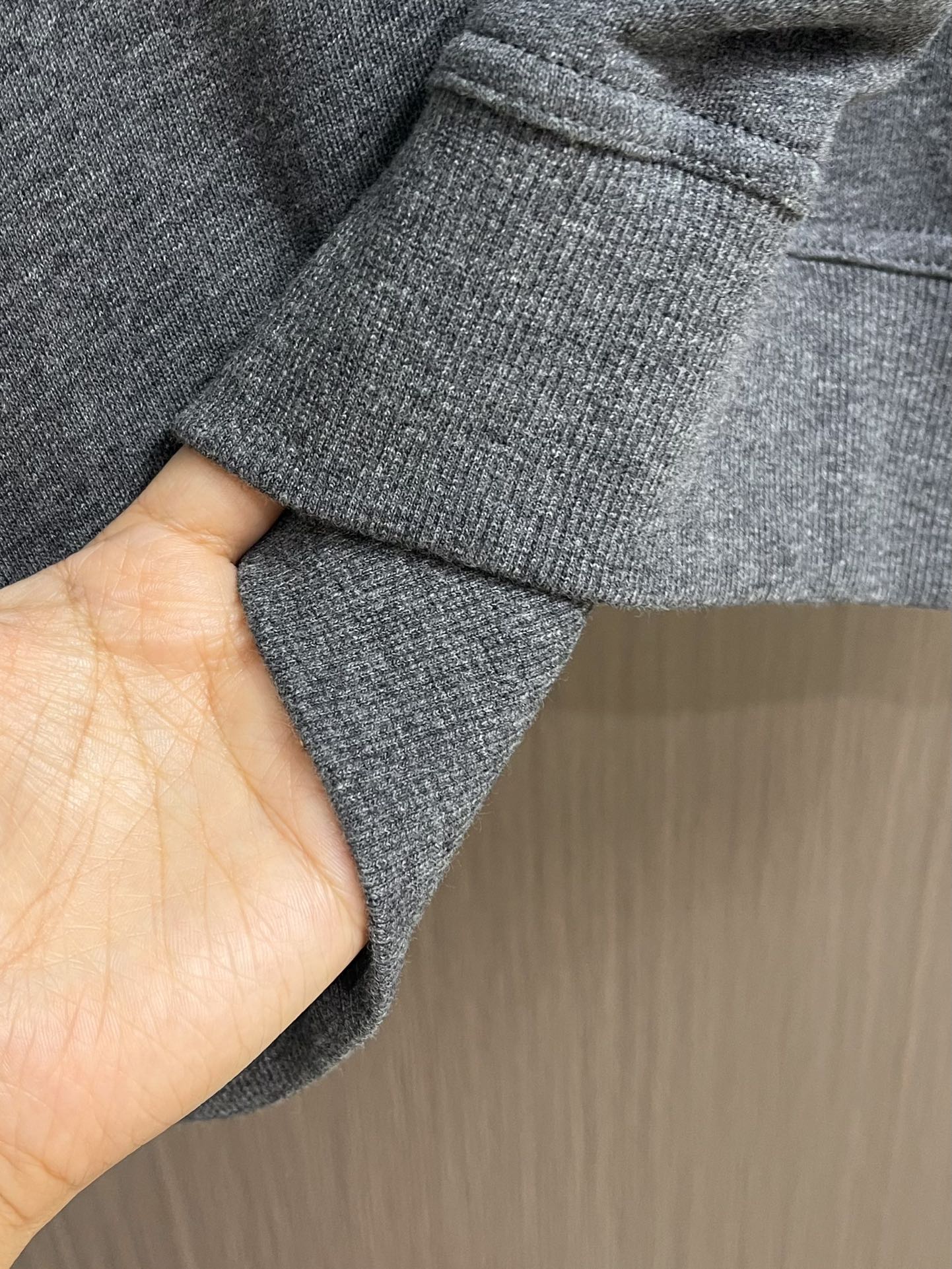 Burberry 字母印花logo圆领长袖T恤，针织圆领棉布圆领卫衣，灰色毛圈棉质面料，前胸品牌字母大l