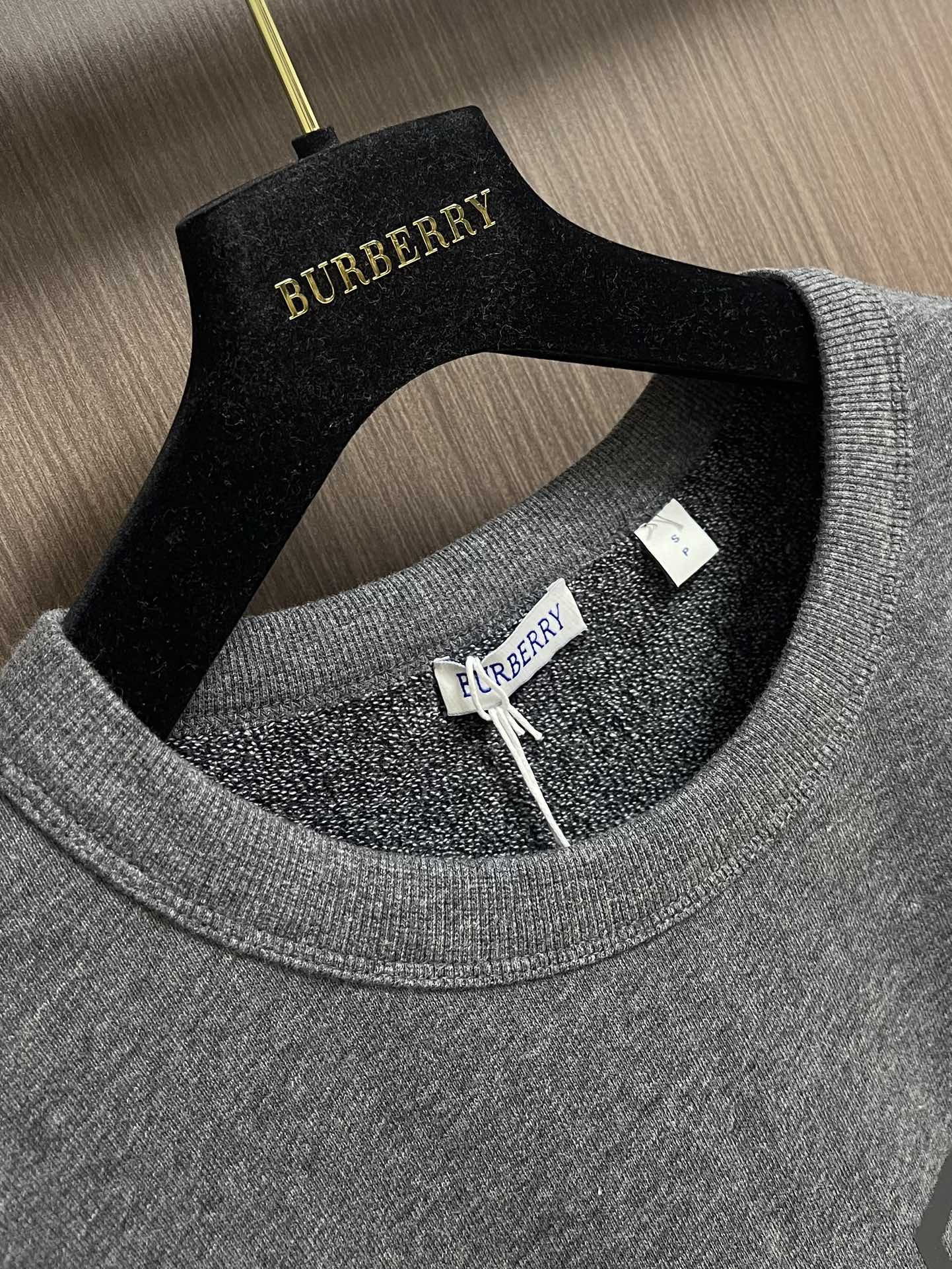 Burberry 字母印花logo圆领长袖T恤，针织圆领棉布圆领卫衣，灰色毛圈棉质面料，前胸品牌字母大l