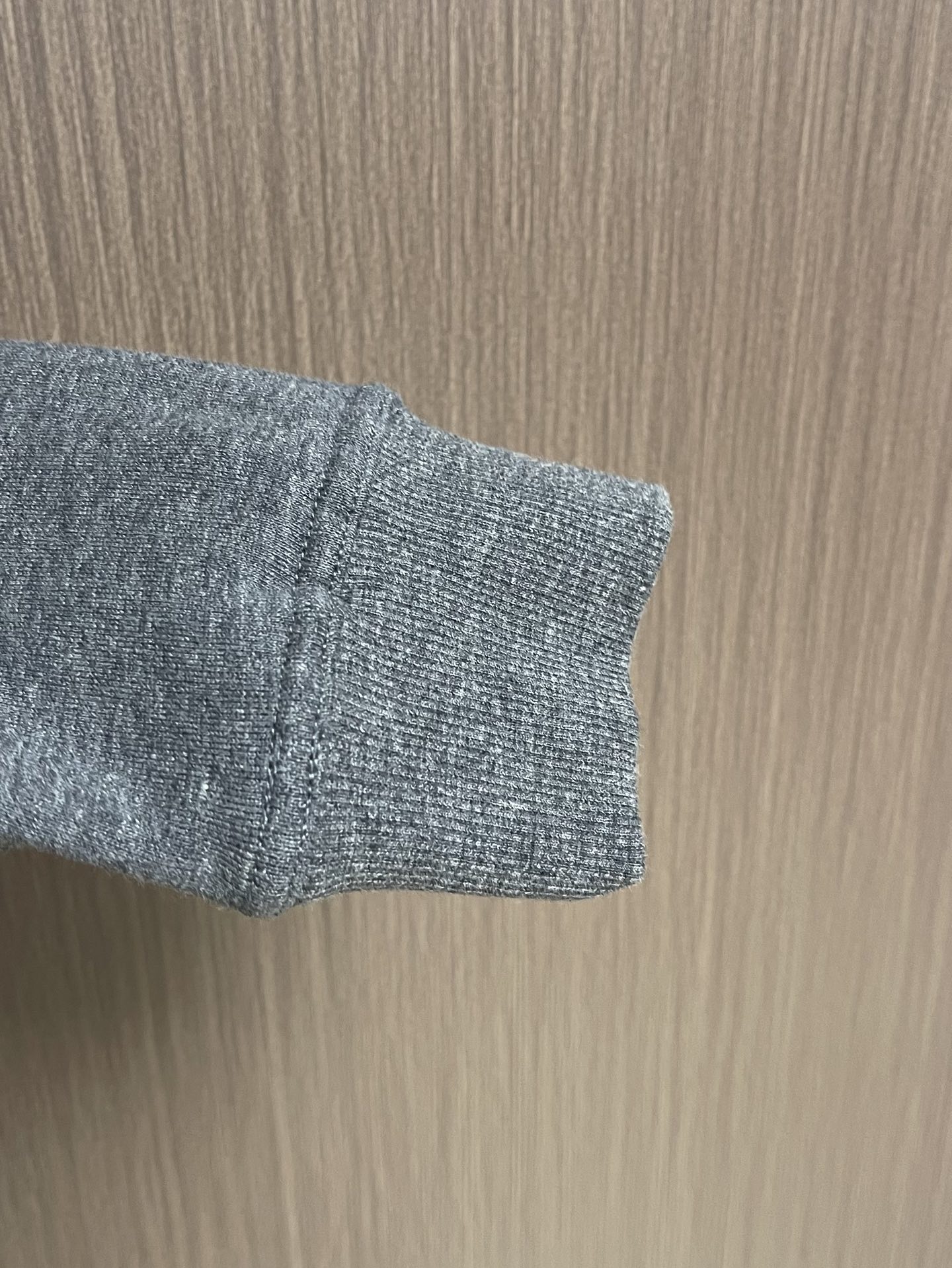 Burberry 字母印花logo圆领长袖T恤，针织圆领棉布圆领卫衣，灰色毛圈棉质面料，前胸品牌字母大l