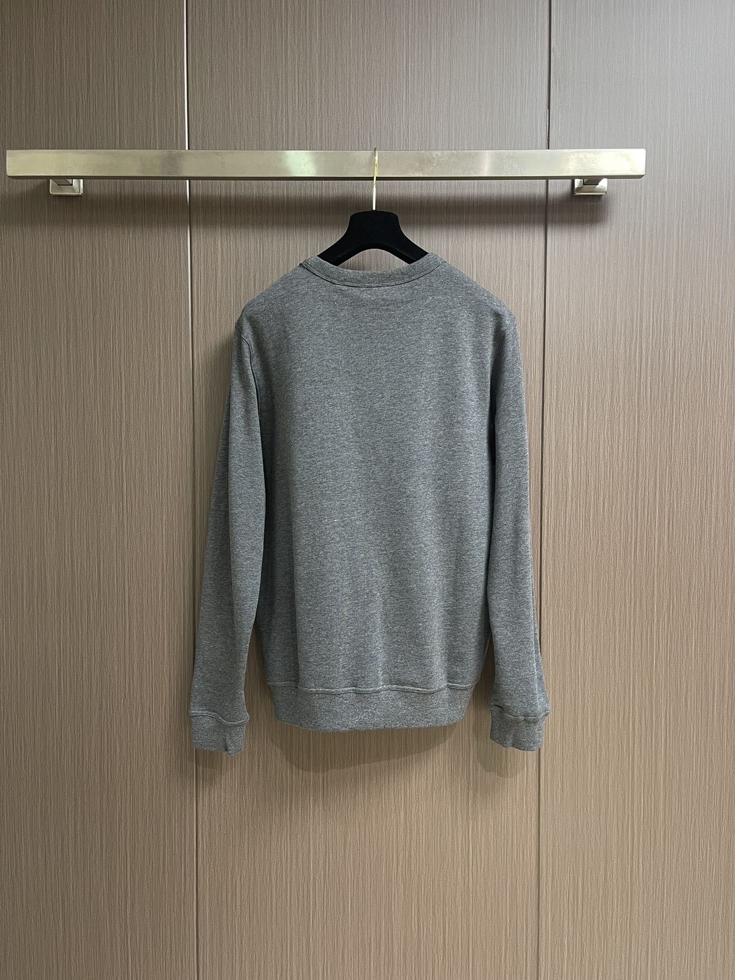 Burberry 字母印花logo圆领长袖T恤，针织圆领棉布圆领卫衣，灰色毛圈棉质面料，前胸品牌字母大l