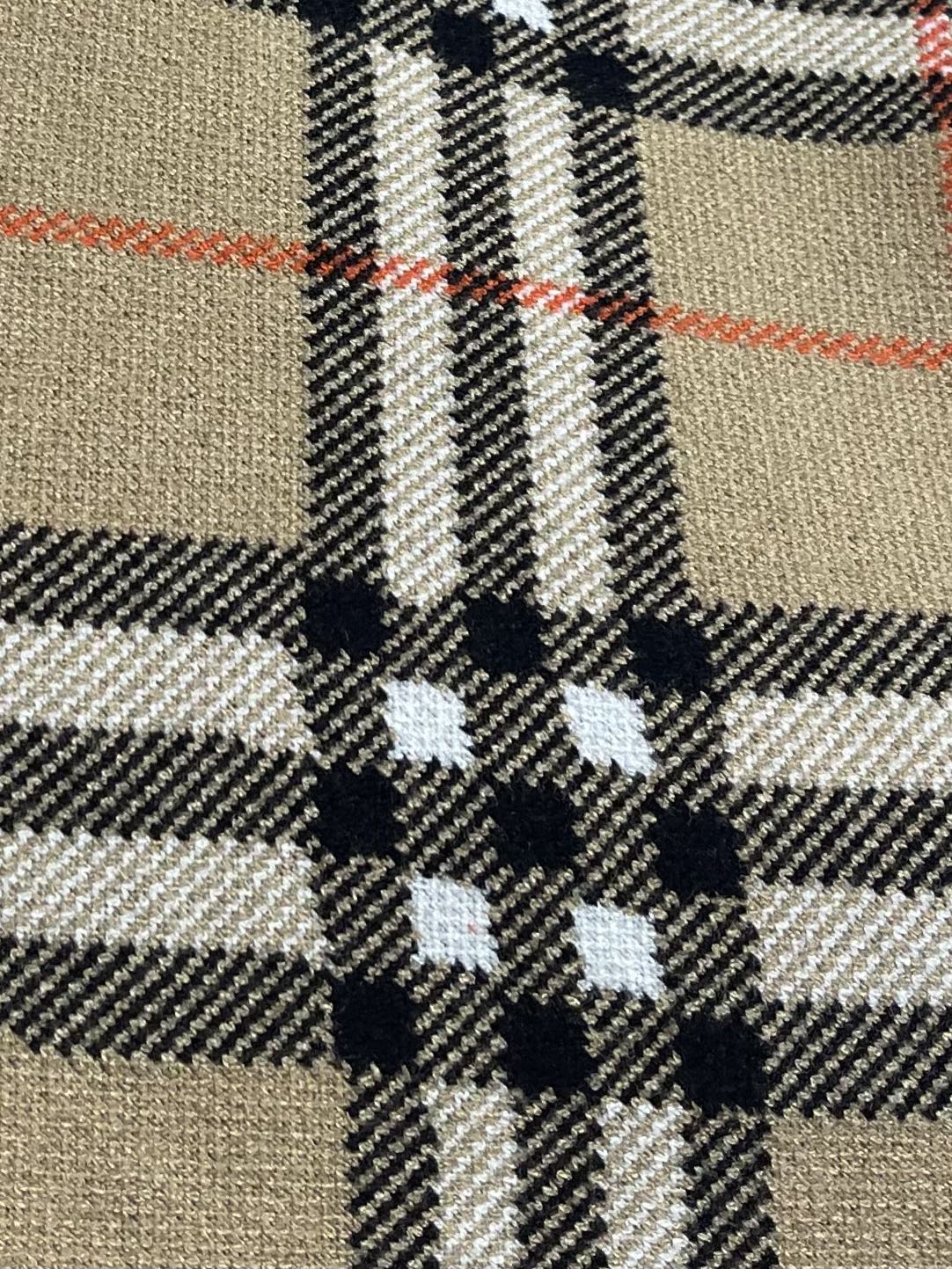 Burberry 2025SS秋冬新款斜纹格纹羊毛混纺套头圆领毛衣，精选羊毛羊绒混纺面料制成，呈现提花精