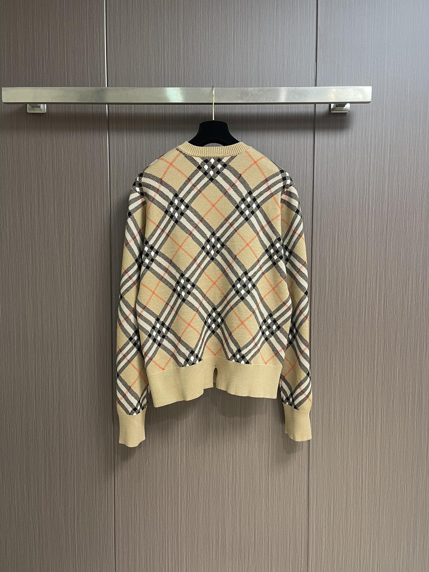 Burberry 2025SS秋冬新款斜纹格纹羊毛混纺套头圆领毛衣，精选羊毛羊绒混纺面料制成，呈现提花精