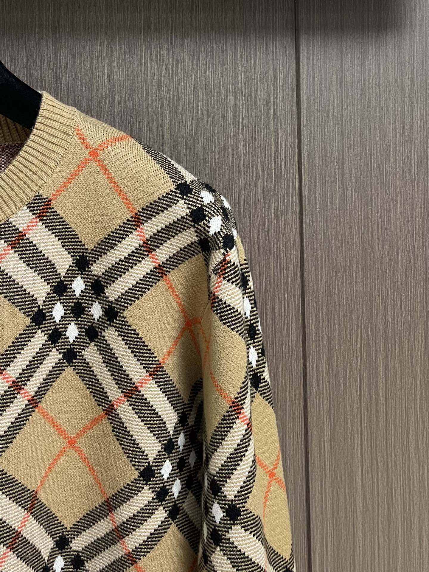 Burberry 2025SS秋冬新款斜纹格纹羊毛混纺套头圆领毛衣，精选羊毛羊绒混纺面料制成，呈现提花精