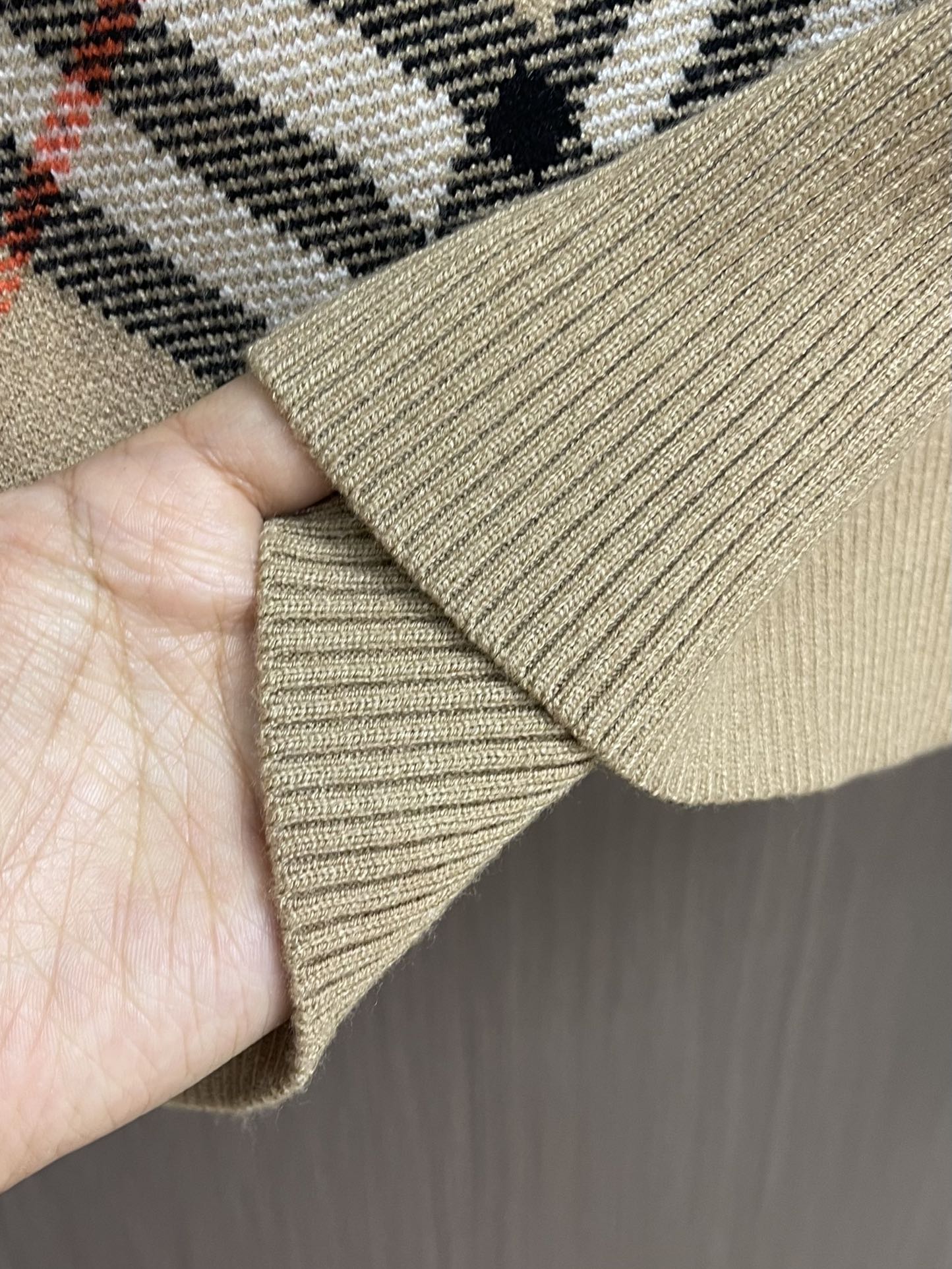 Burberry 2025SS秋冬新款斜纹格纹羊毛混纺套头圆领毛衣，精选羊毛羊绒混纺面料制成，呈现提花精