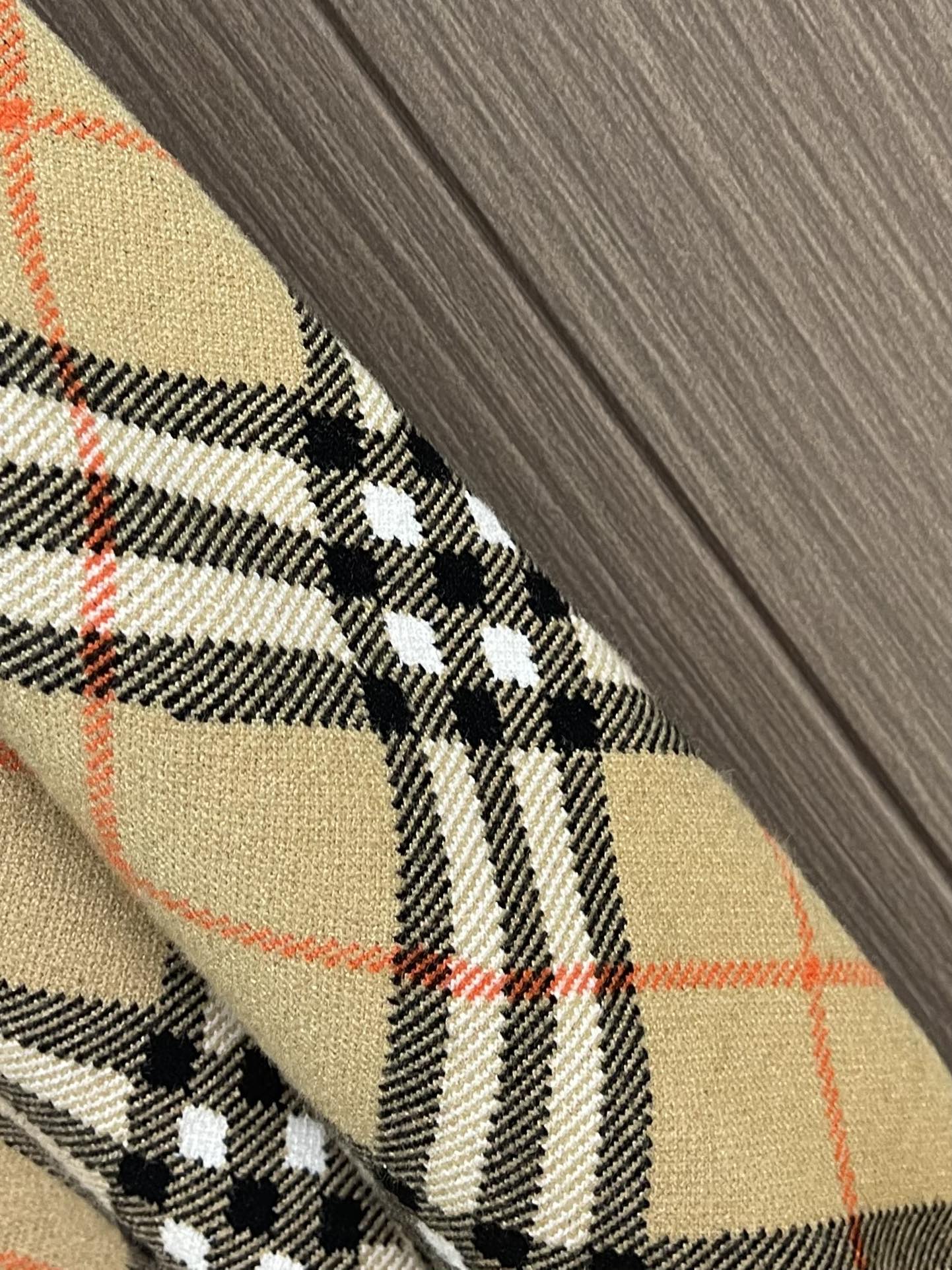 Burberry 2025SS秋冬新款斜纹格纹羊毛混纺套头圆领毛衣，精选羊毛羊绒混纺面料制成，呈现提花精