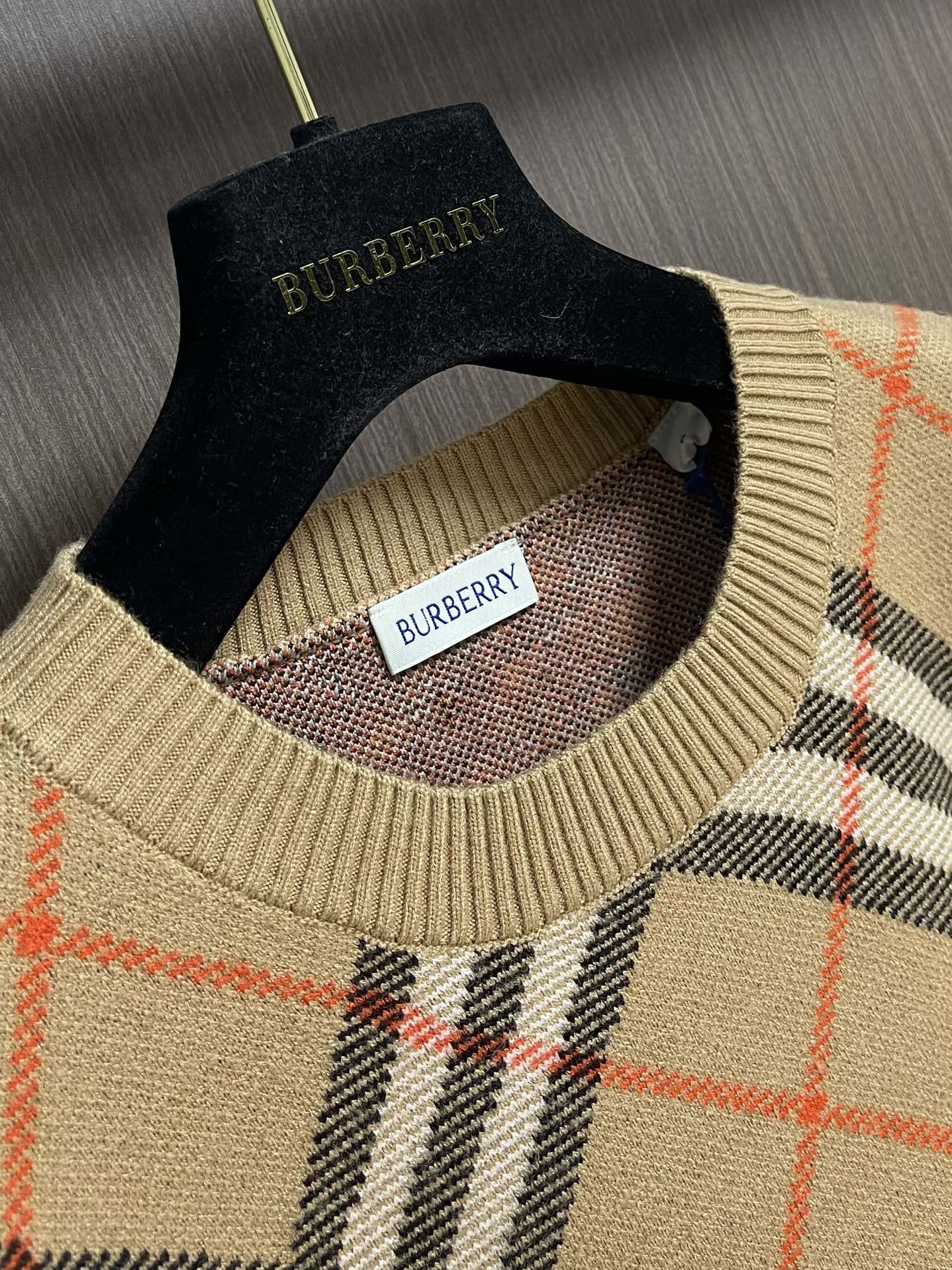 Burberry 2025SS秋冬新款斜纹格纹羊毛混纺套头圆领毛衣，精选羊毛羊绒混纺面料制成，呈现提花精