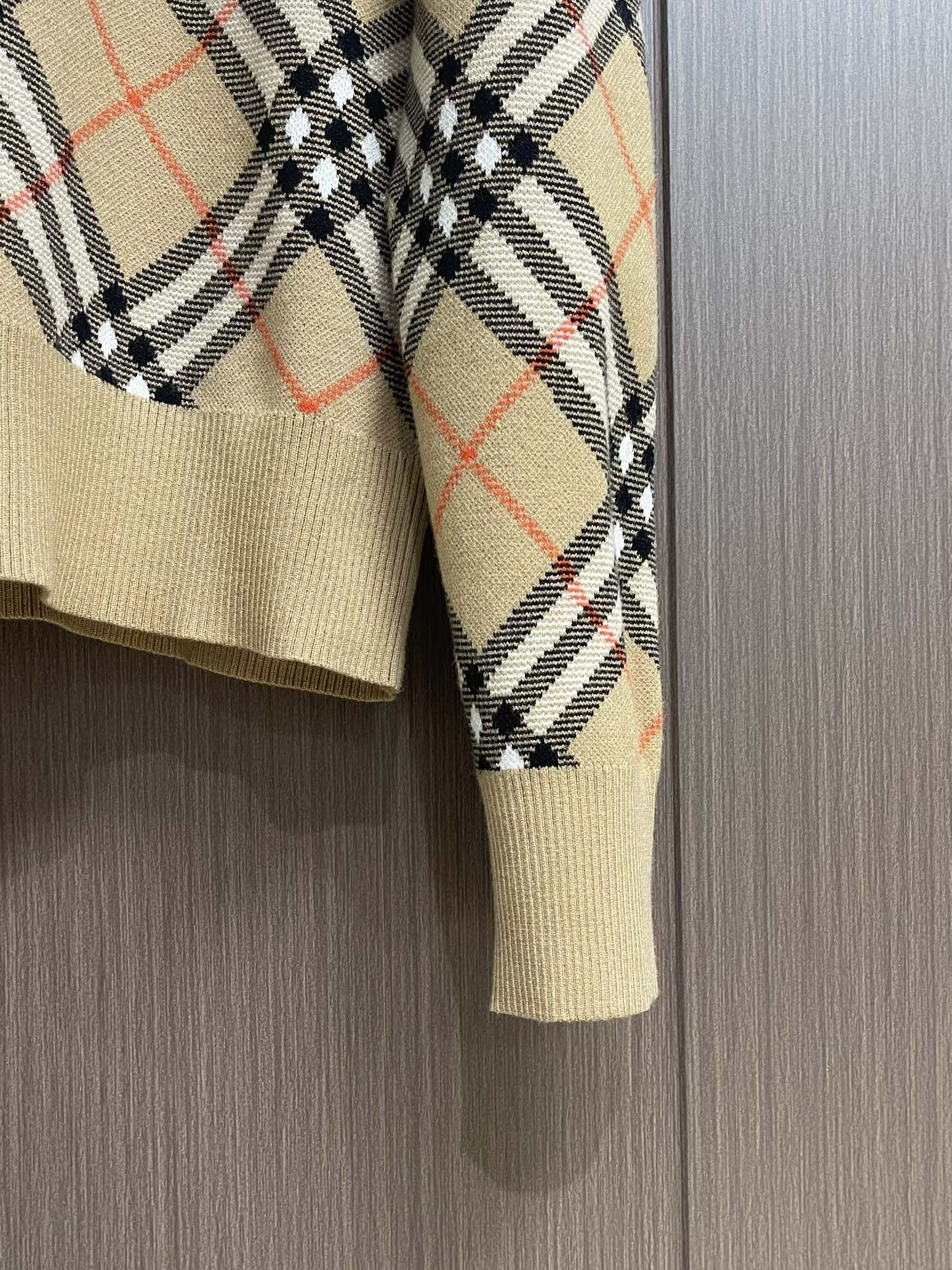 Burberry 2025SS秋冬新款斜纹格纹羊毛混纺套头圆领毛衣，精选羊毛羊绒混纺面料制成，呈现提花精