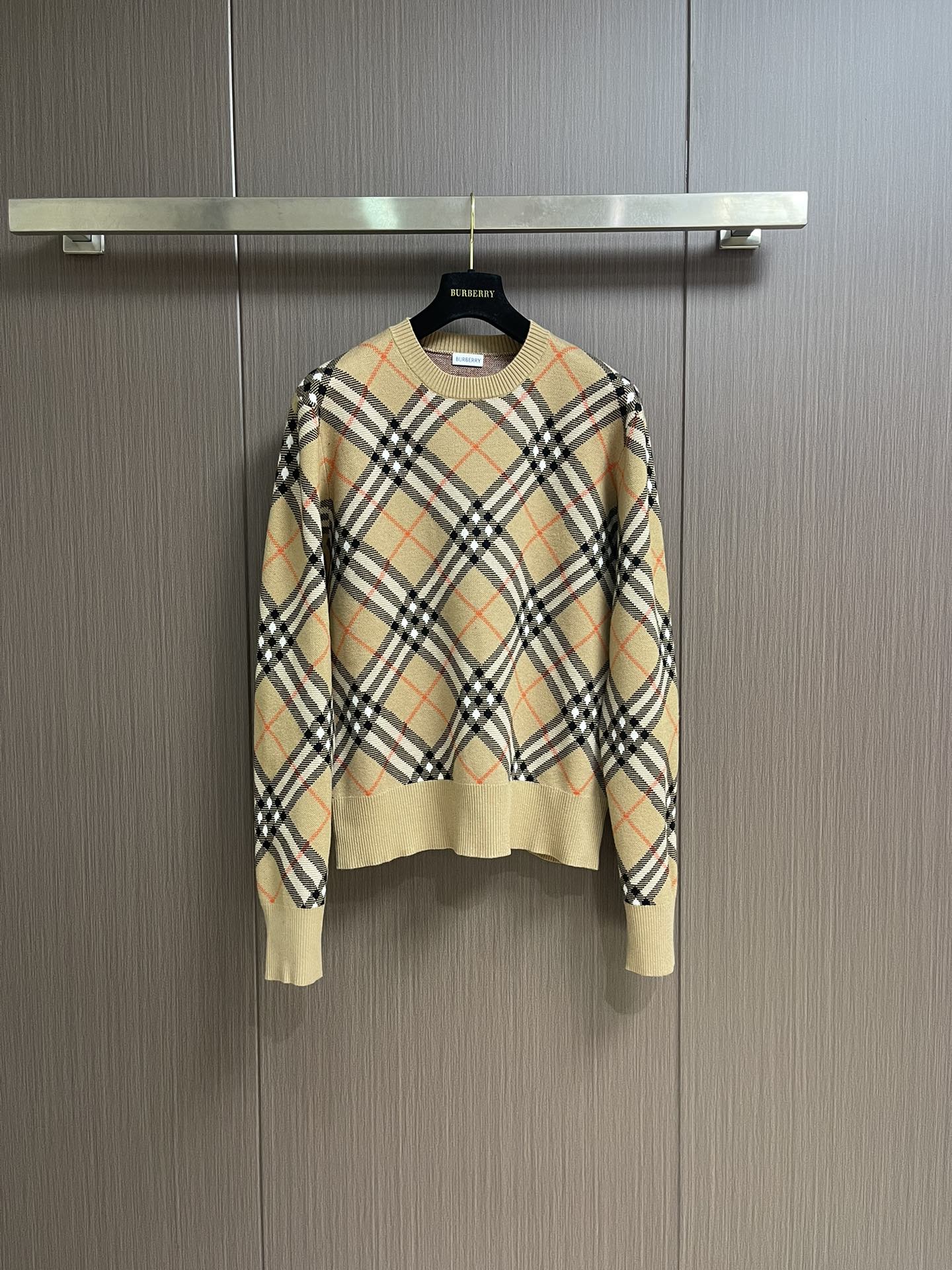 NO:538694,Burberry 2025SS Autumn and Winter New Twill plaid wool-blend pullover round neck sweater, selected wool cashmere-blend fabric, presenting jacquard worsted plaid patterns, creating a delicate design. The weight factor makes the droopy and the design make the upper body more lazy, perfectly conforming to the fashion concept of the latest series of BUR, sizes S-XXL, burberry, sweaters, alexander wang19860909Burberry 2025SS秋冬新款斜纹格纹羊毛混纺套头圆领毛衣,精选羊毛羊绒混纺面料制成,呈现提花精纺的格纹图案,缔造精致设计感.以及重量的因素让非常具有垂感以及的设计让上身更具慵懒气质,完美的符合BUR最新系列风格的时尚理念,尺码S-XXL,,burberry,sweaters,alexander wang,Men's clothing