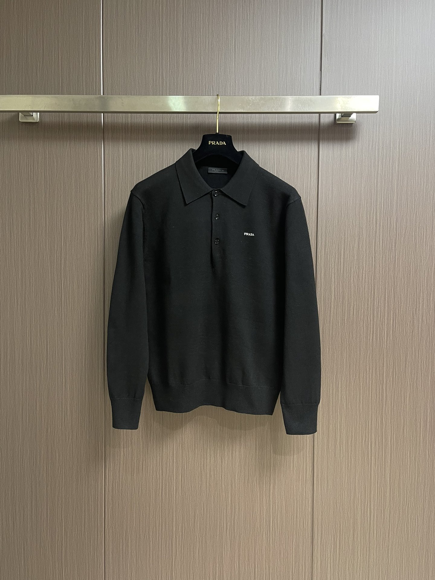 NO:538698,Prada 2025ss new long-sleeved wool knitted Polo sweater, this Polo sweater is a classic item in the closet, with a delicate styling and elegant sporty style, with a long-sleeved design and made of worsted wool. The soft and simple clothing is finished with embroidered letter logos and is in contrasting colors. Size S-XXL, prada, sweaters, alexander wang19860909Prada 2025ss新款长袖羊毛针织Polo毛衣,这款Polo毛衣是衣橱中的经典单品,造型细致,运动风格优雅,采用长袖设计,并由精纺羊毛制成.柔软而简约的服装以刺绣字母徽标完成,采用对比色.尺码S-XXL,,prada,sweaters,alexander wang,Men's clothing