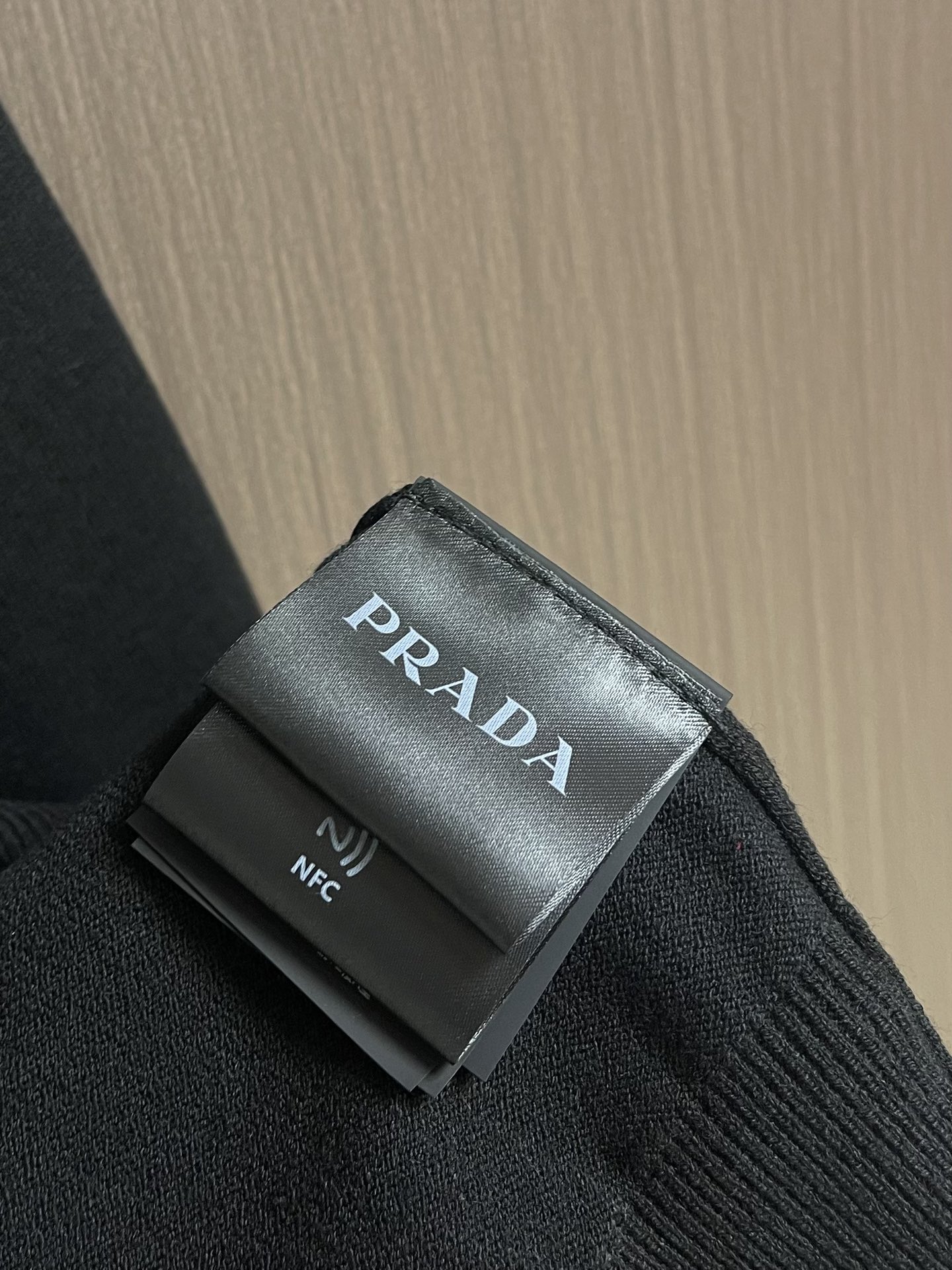 Prada 2025ss新款长袖羊毛针织Polo毛衣，这款Polo毛衣是衣橱中的经典单品，造型细致，运动