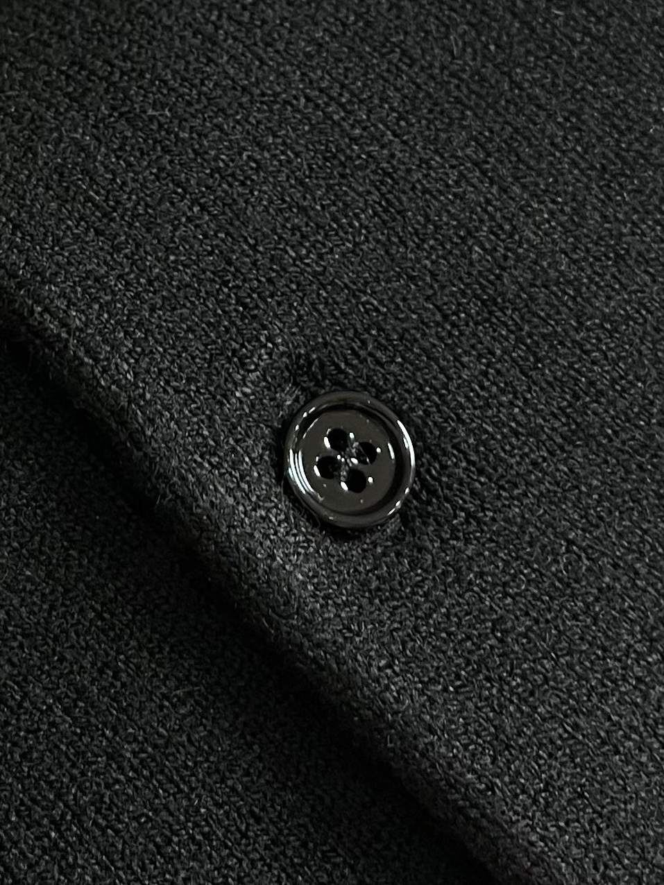 Prada 2025ss新款长袖羊毛针织Polo毛衣，这款Polo毛衣是衣橱中的经典单品，造型细致，运动