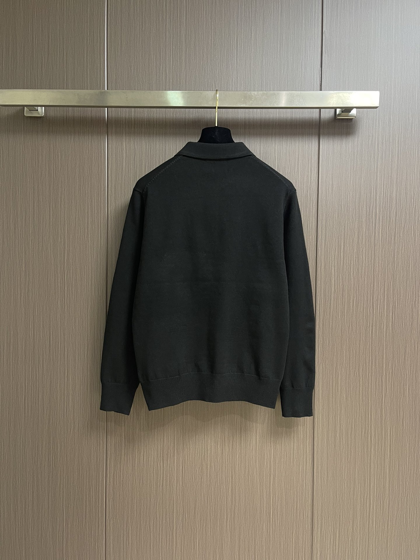 Prada 2025ss新款长袖羊毛针织Polo毛衣，这款Polo毛衣是衣橱中的经典单品，造型细致，运动