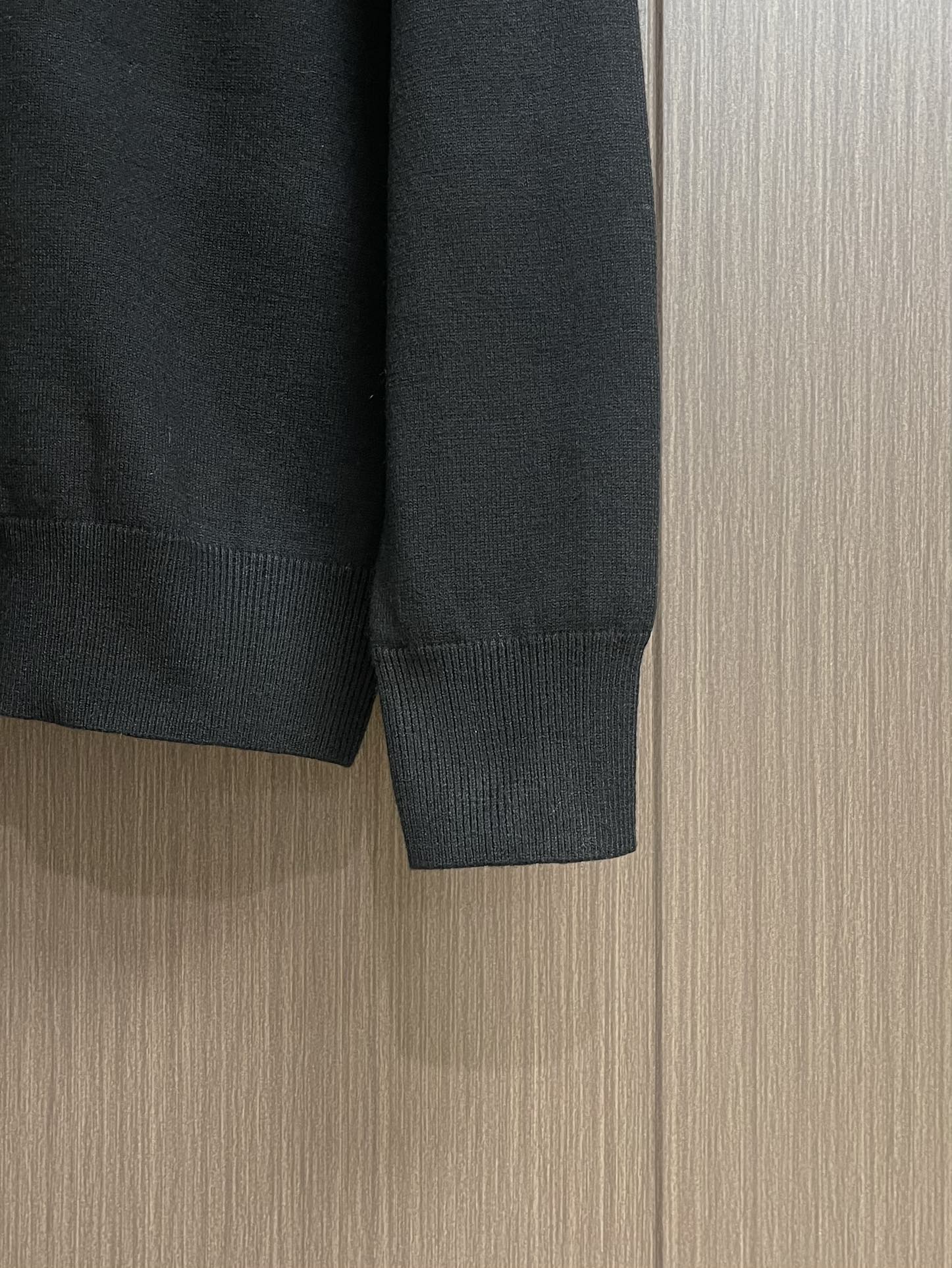 Prada 2025ss新款长袖羊毛针织Polo毛衣，这款Polo毛衣是衣橱中的经典单品，造型细致，运动