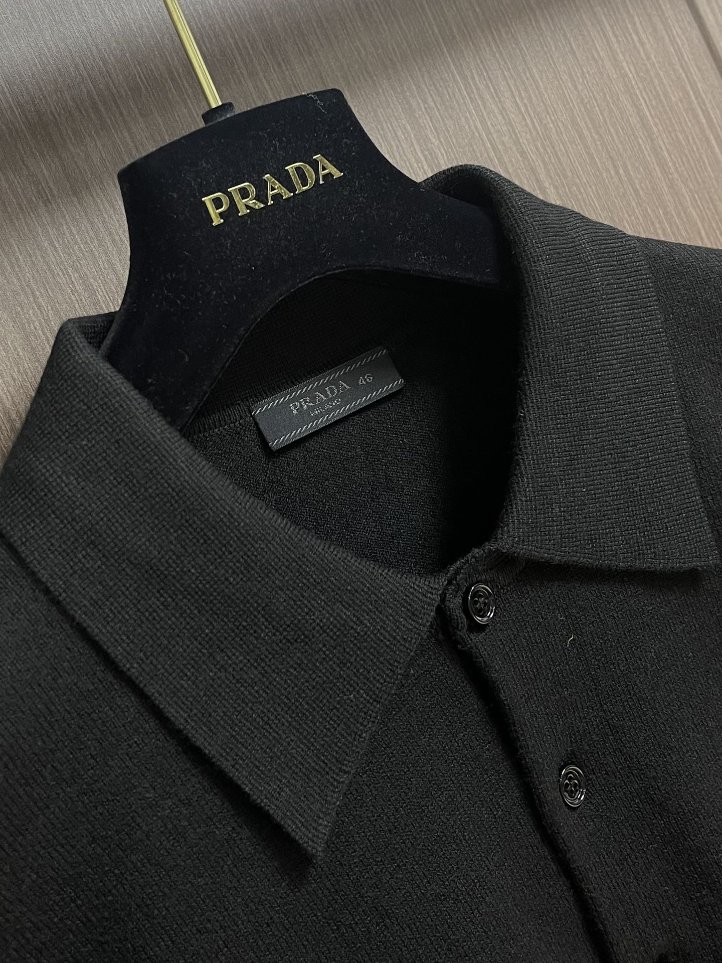 Prada 2025ss新款长袖羊毛针织Polo毛衣，这款Polo毛衣是衣橱中的经典单品，造型细致，运动