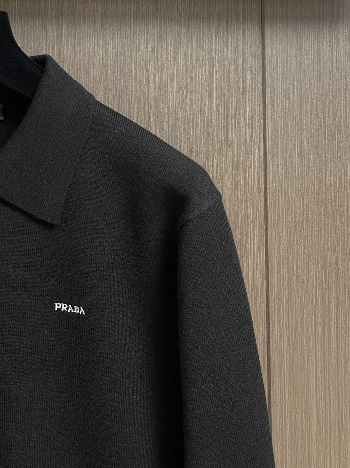 Prada 2025ss新款长袖羊毛针织Polo毛衣，这款Polo毛衣是衣橱中的经典单品，造型细致，运动