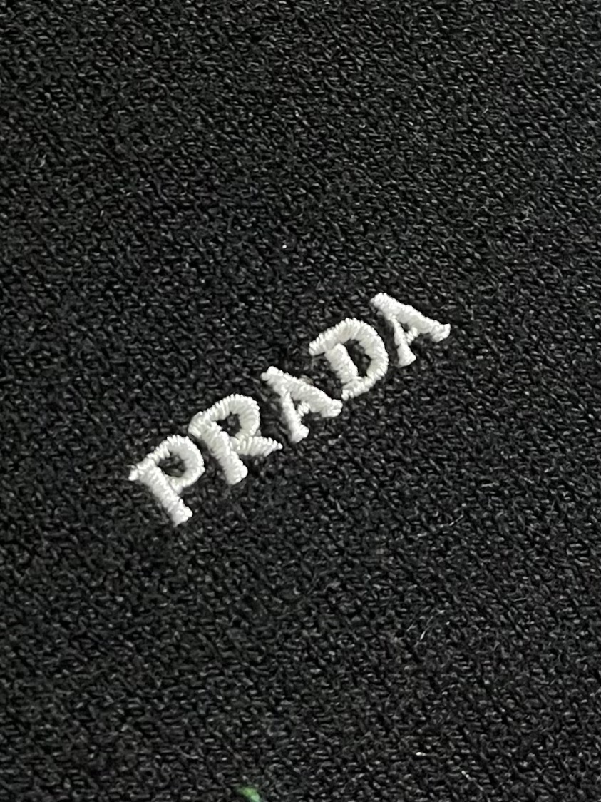 Prada 2025ss新款长袖羊毛针织Polo毛衣，这款Polo毛衣是衣橱中的经典单品，造型细致，运动