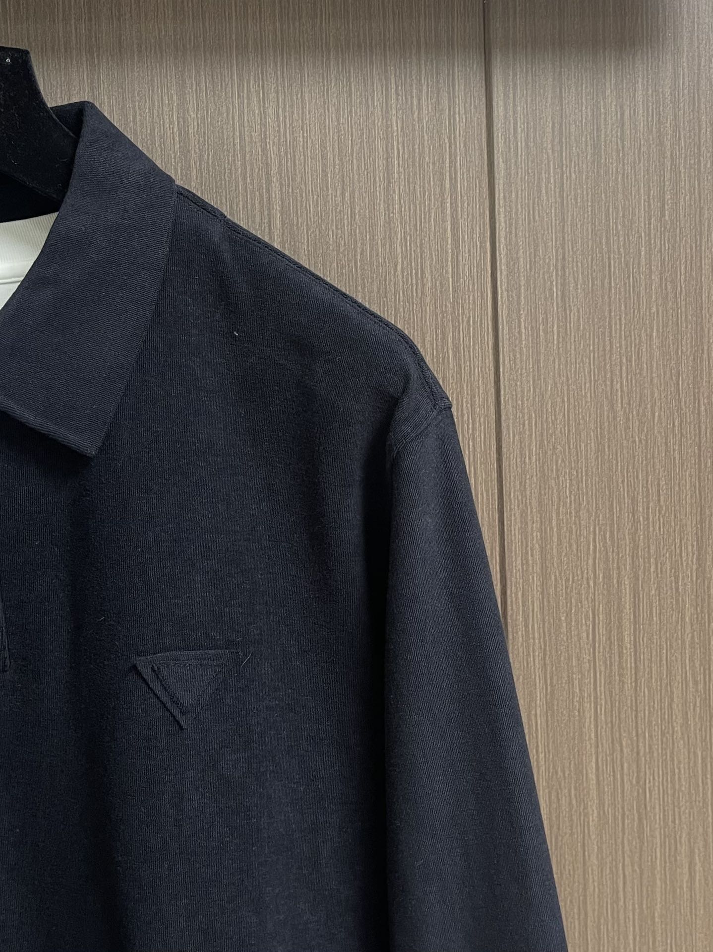 PRADA 双层假两件翻领长袖POLO，选用珍珠绒，面料细腻柔软，上身舒适，简约时尚，适配商务、休闲等多