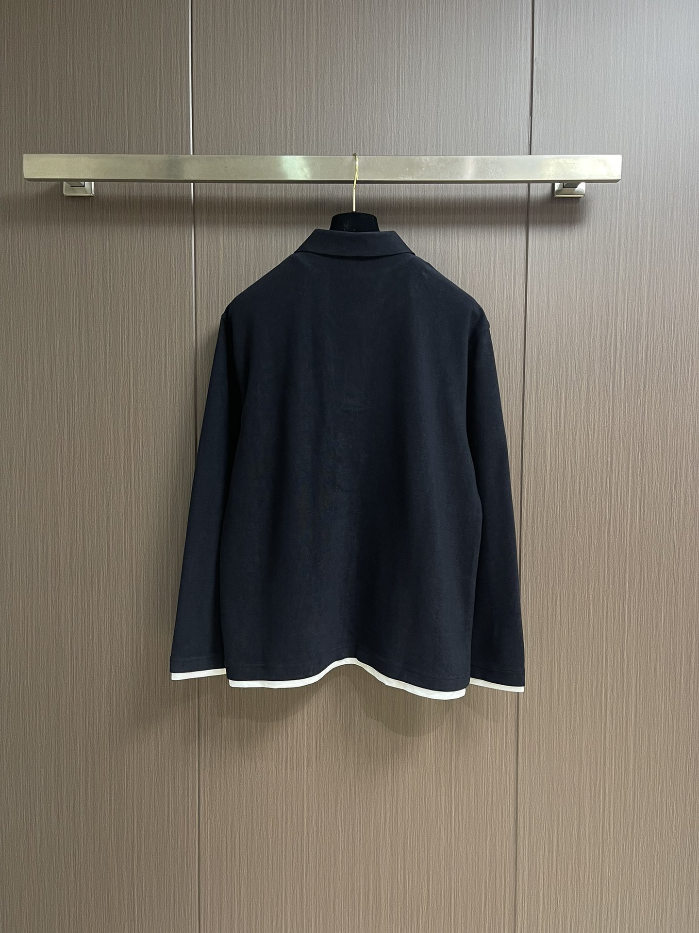 PRADA 双层假两件翻领长袖POLO，选用珍珠绒，面料细腻柔软，上身舒适，简约时尚，适配商务、休闲等多