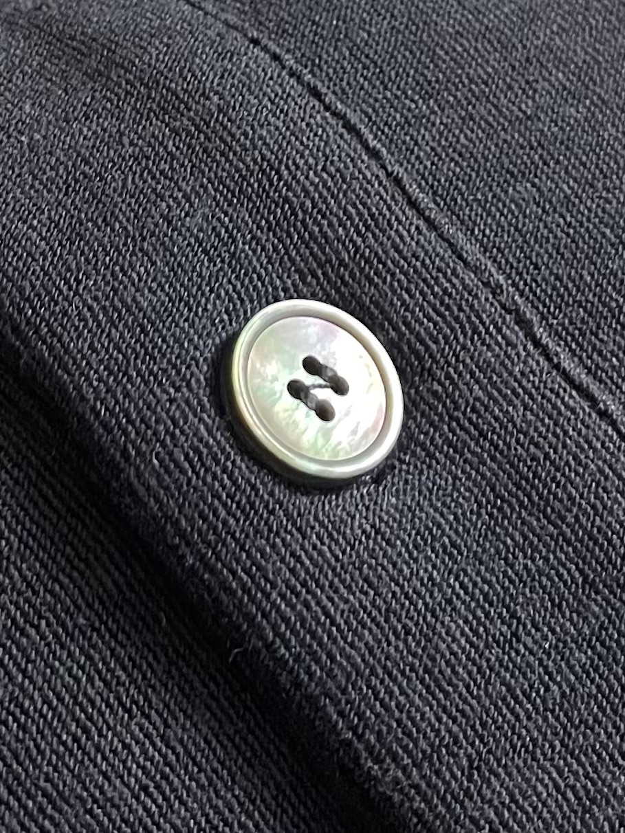 PRADA 双层假两件翻领长袖POLO，选用珍珠绒，面料细腻柔软，上身舒适，简约时尚，适配商务、休闲等多