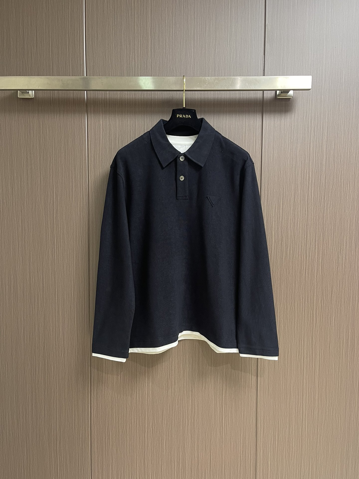 NO:540749,PRADA double-layer fake two-piece lapel long sleeve POLO, pearl velvet, the fabric is delicate and soft, comfortable on the upper body, simple and fashionable, suitable for business, casual and other occasions. Size M-XXL, prada, alexander wang19860909PRADA 双层假两件翻领长袖POLO,选用珍珠绒,面料细腻柔软,上身舒适,简约时尚,适配商务、休闲等多种场合.尺码M-XXL,,prada,alexander wang,Men's clothing