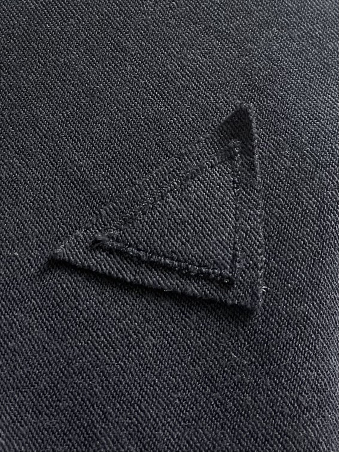 PRADA 双层假两件翻领长袖POLO，选用珍珠绒，面料细腻柔软，上身舒适，简约时尚，适配商务、休闲等多