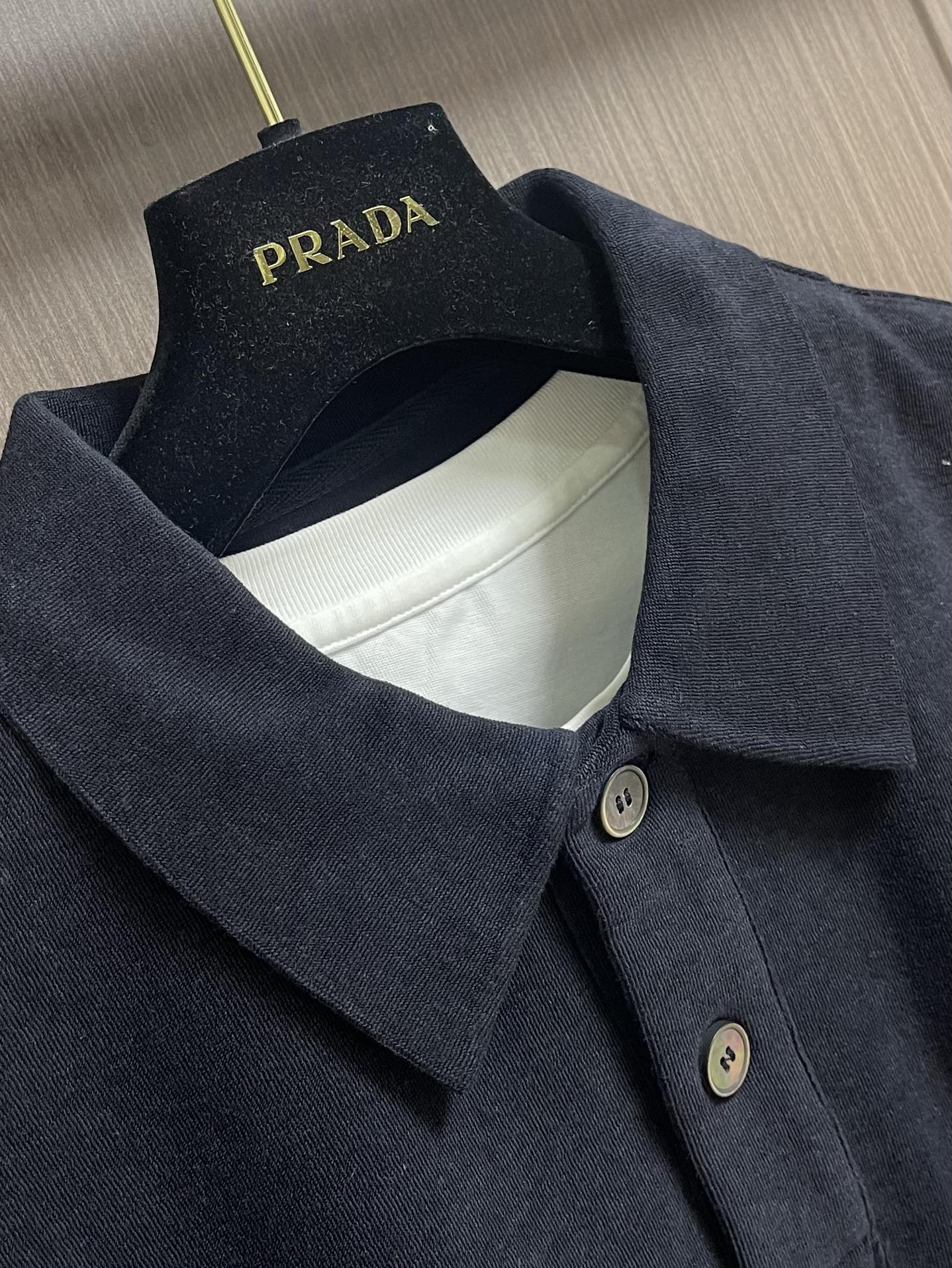 PRADA 双层假两件翻领长袖POLO，选用珍珠绒，面料细腻柔软，上身舒适，简约时尚，适配商务、休闲等多