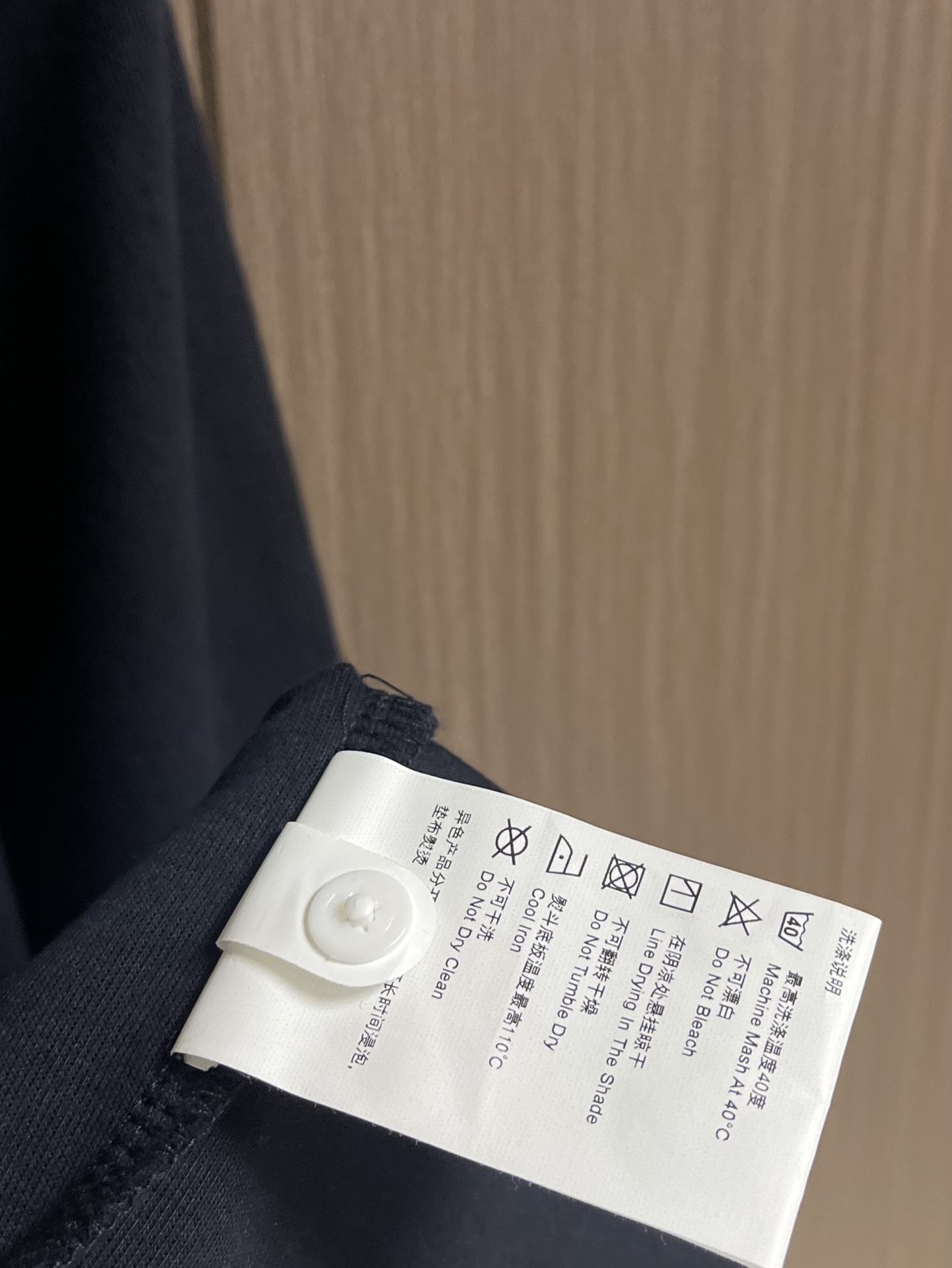 PRADA 双层假两件翻领长袖POLO，选用珍珠绒，面料细腻柔软，上身舒适，简约时尚，适配商务、休闲等多