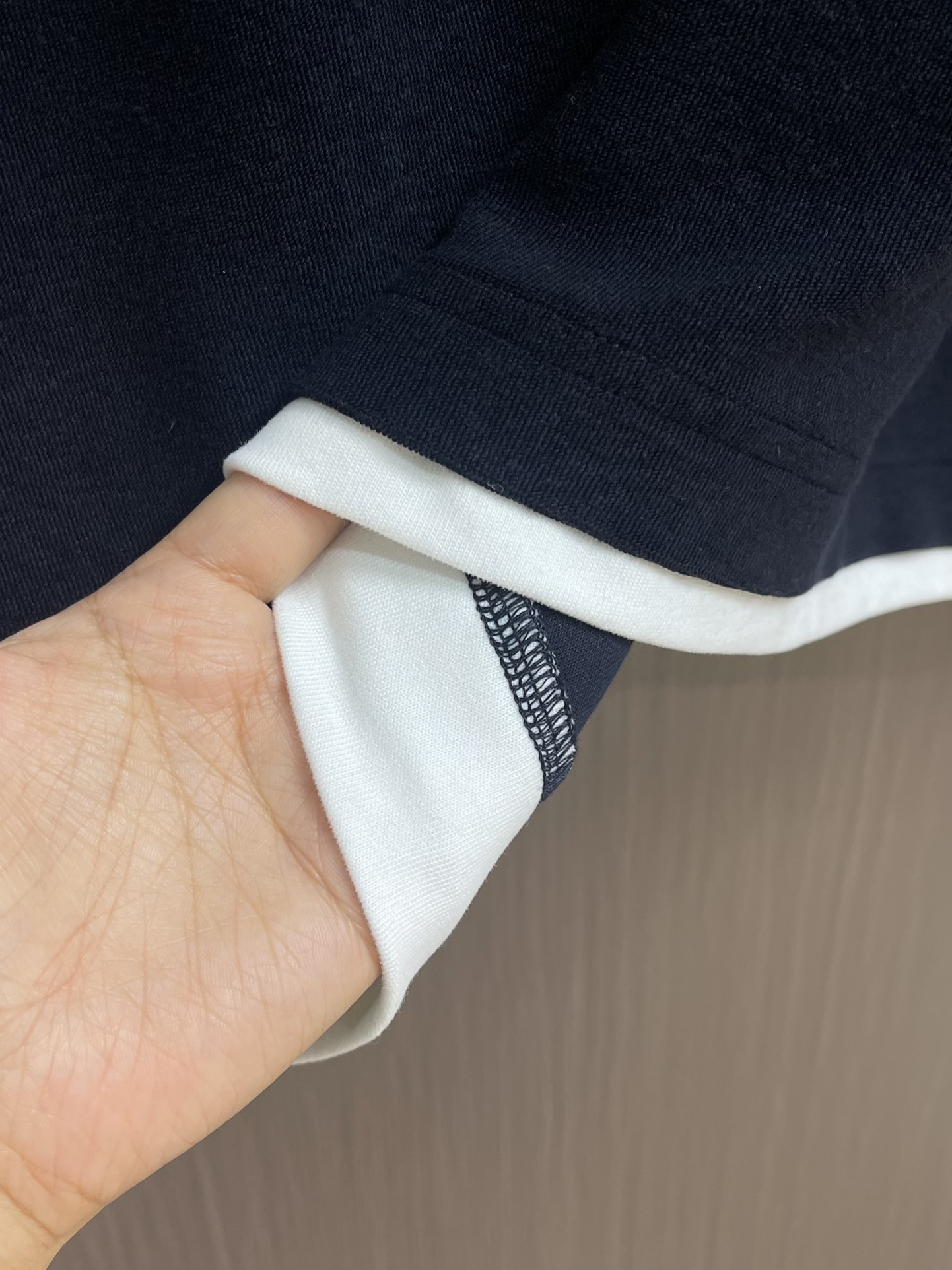 PRADA 双层假两件翻领长袖POLO，选用珍珠绒，面料细腻柔软，上身舒适，简约时尚，适配商务、休闲等多