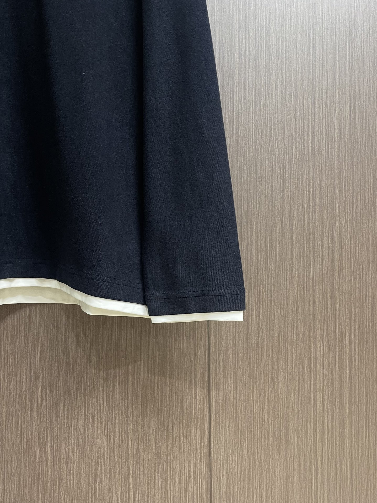 PRADA 双层假两件翻领长袖POLO，选用珍珠绒，面料细腻柔软，上身舒适，简约时尚，适配商务、休闲等多