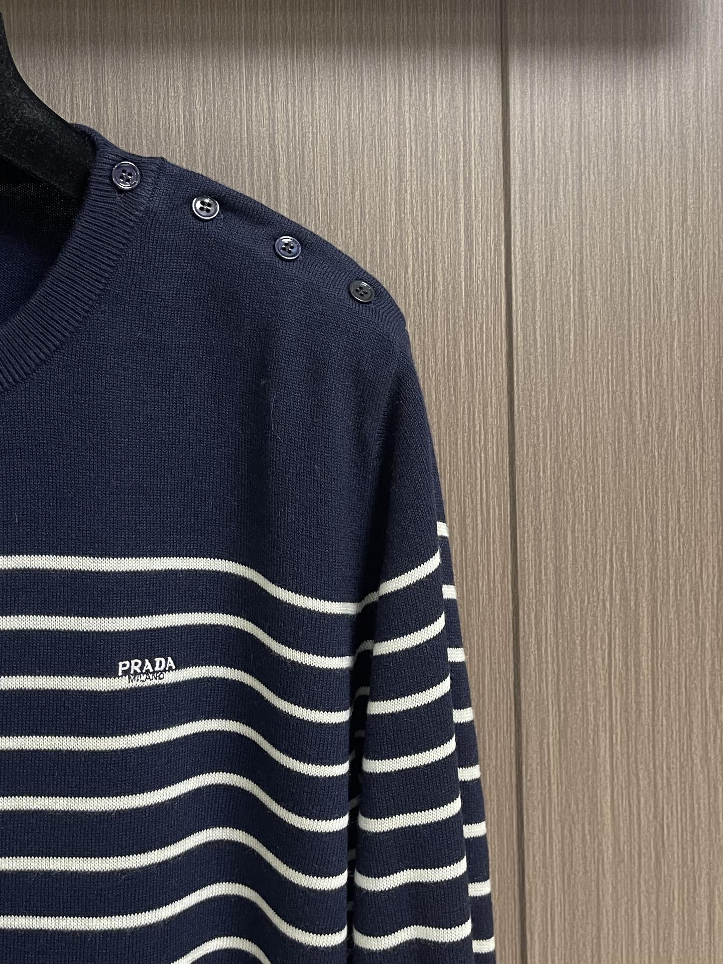 Prada 2025SS秋冬新款经典条纹100％羊毛针织毛衣，当经典条纹邂逅高端质感，当实用设计遇见情侣