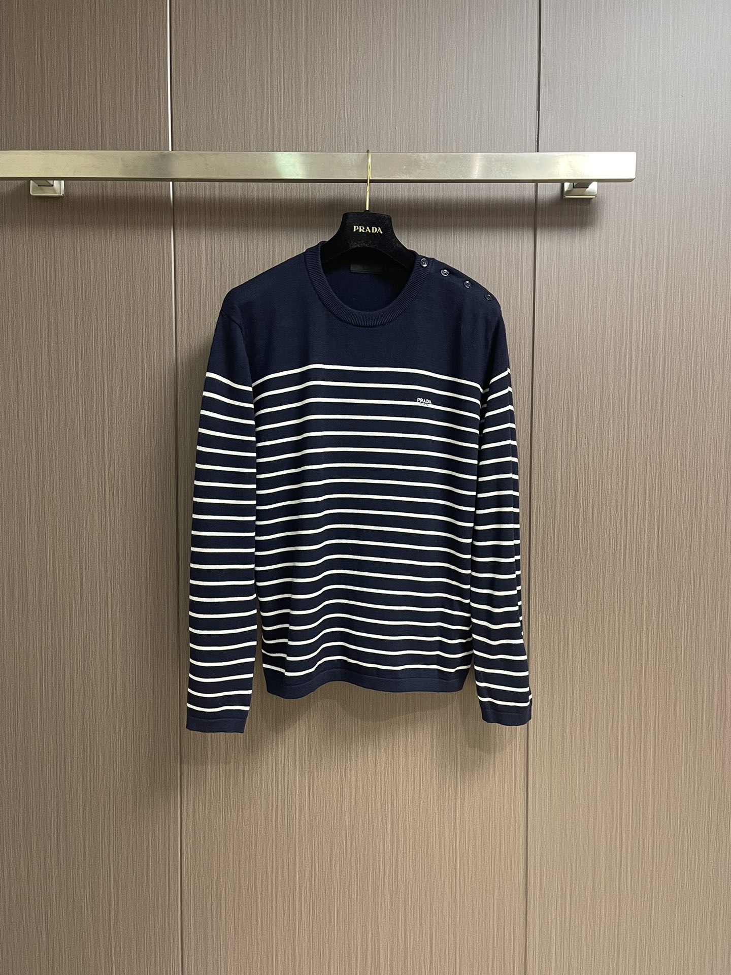 NO:538700,Prada 2025SS Autumn and Winter New Classic Striped Wool Knitted Sweater, when classic stripes meet high-end texture, when practical design meets couples romance, this striped knitted sweater writes poetic notes for autumn and winter outfits. The choice of wool is derived from high-quality wool raw materials. The fiber is delicate and soft, just like the gentle evening breeze in winter, and it conveys a warmth when touching the skin. Natural wool comes with good breathability, allowing the skin to breathe freely in warmth and bid farewell to the stuffy and sticky. Classic black and white stripes are a symbol of the fashion world that never goes out of time. The stripes arranged in a suitable width and narrow manner are visually simple and neat, but also hidden layered rhythm, which easily adapts to various styles and scenes. The unique button design on the shoulder breaks the monotony of conventional sweaters. The exquisite 'PRADA' on the chest  MILANO's embroidered logo is a low-key display of quality and identity. Size S-XXL, prada, sweaters, alexander wang19860909Prada 2025SS秋冬新款经典条纹羊毛针织毛衣,当经典条纹邂逅高端质感,当实用设计遇见情侣浪漫,这款 条纹针织毛衣,为秋冬穿搭写下诗意注解.选用 绵羊毛,源自优质初剪羊毛原料 .纤维细腻柔软,如同冬日里的轻柔晚风,轻触肌肤便传递出融融暖意.天然羊毛自带良好透气性,让肌肤在温暖中自由呼吸,告别闷热黏腻.经典黑白条纹,是时尚界永不过时的符号.宽窄相宜的条纹排列,视觉上简洁利落,却又暗藏层次韵律,轻松适配各种风格场景.肩部独特纽扣设计,打破常规毛衣的单调感.胸前精致的'PRADA MILANO'刺绣标识,是品质与身份的低调彰显.尺码S-XXL,,prada,sweaters,alexander wang,Men's clothing