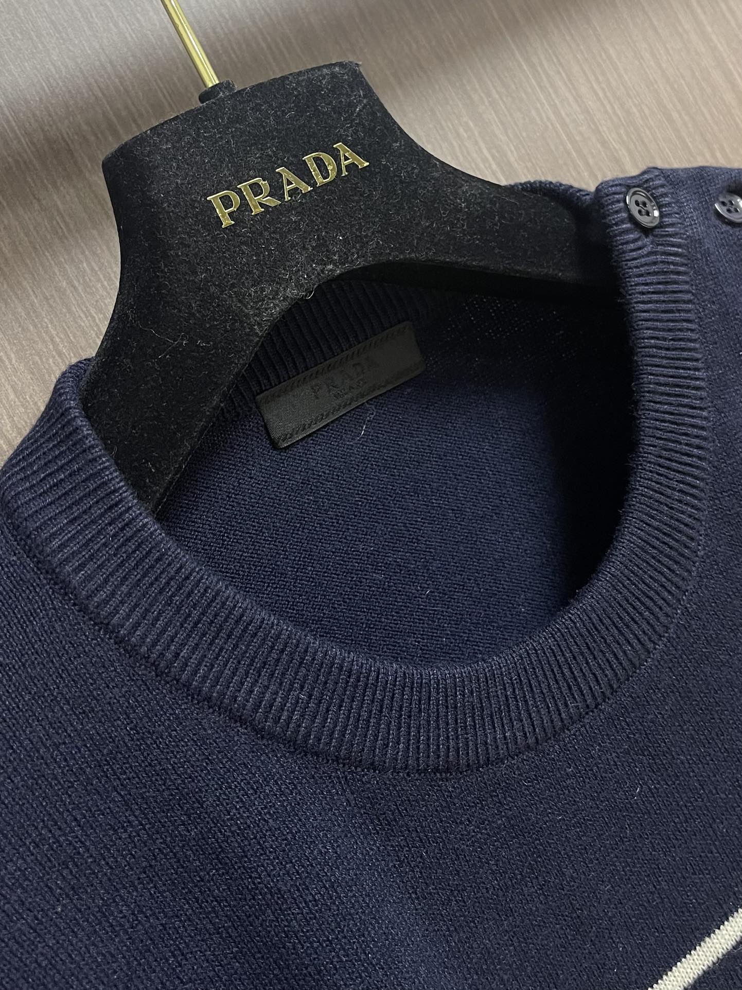 Prada 2025SS秋冬新款经典条纹100％羊毛针织毛衣，当经典条纹邂逅高端质感，当实用设计遇见情侣