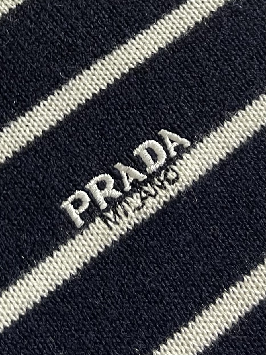 Prada 2025SS秋冬新款经典条纹100％羊毛针织毛衣，当经典条纹邂逅高端质感，当实用设计遇见情侣