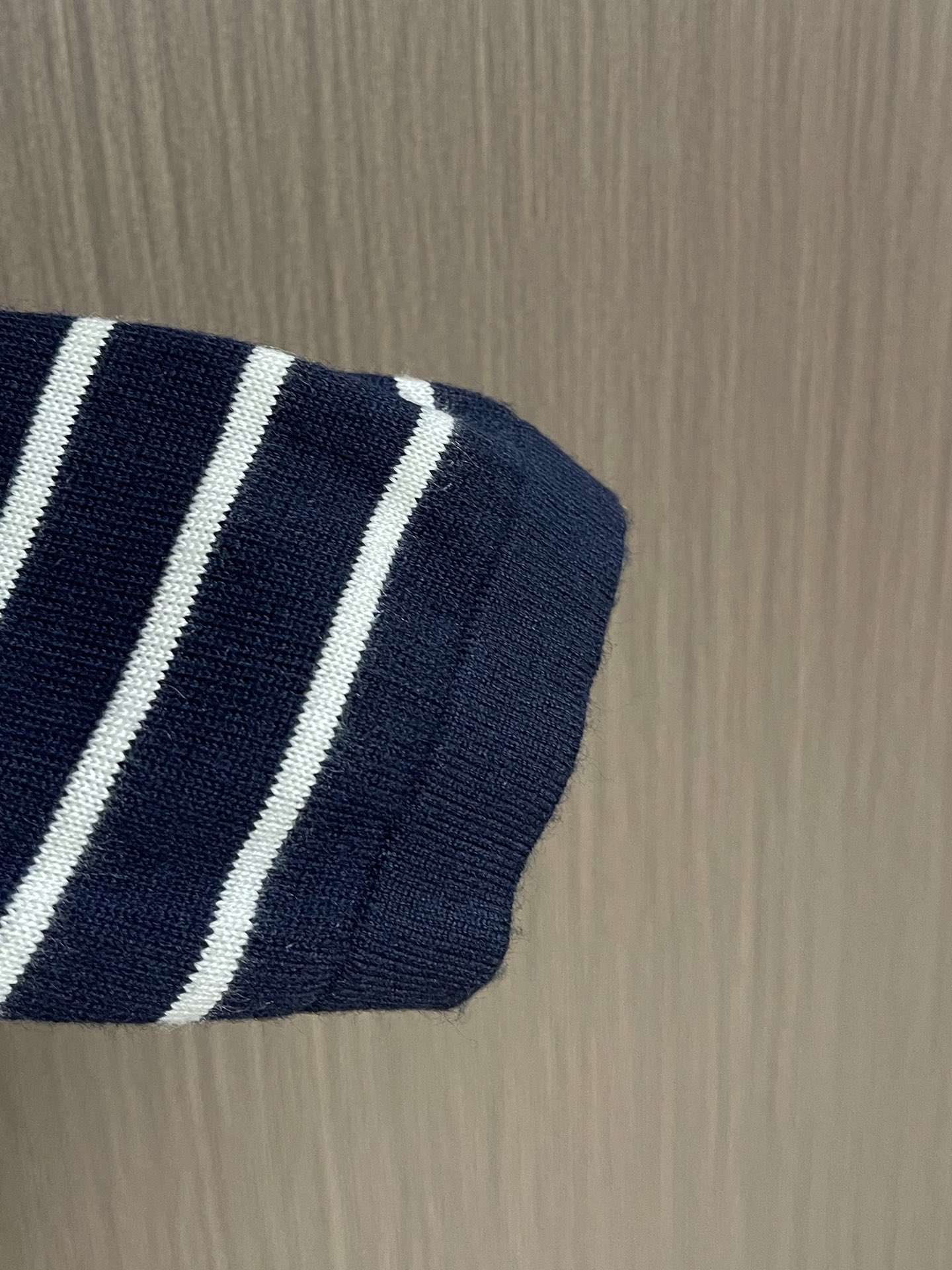 Prada 2025SS秋冬新款经典条纹100％羊毛针织毛衣，当经典条纹邂逅高端质感，当实用设计遇见情侣