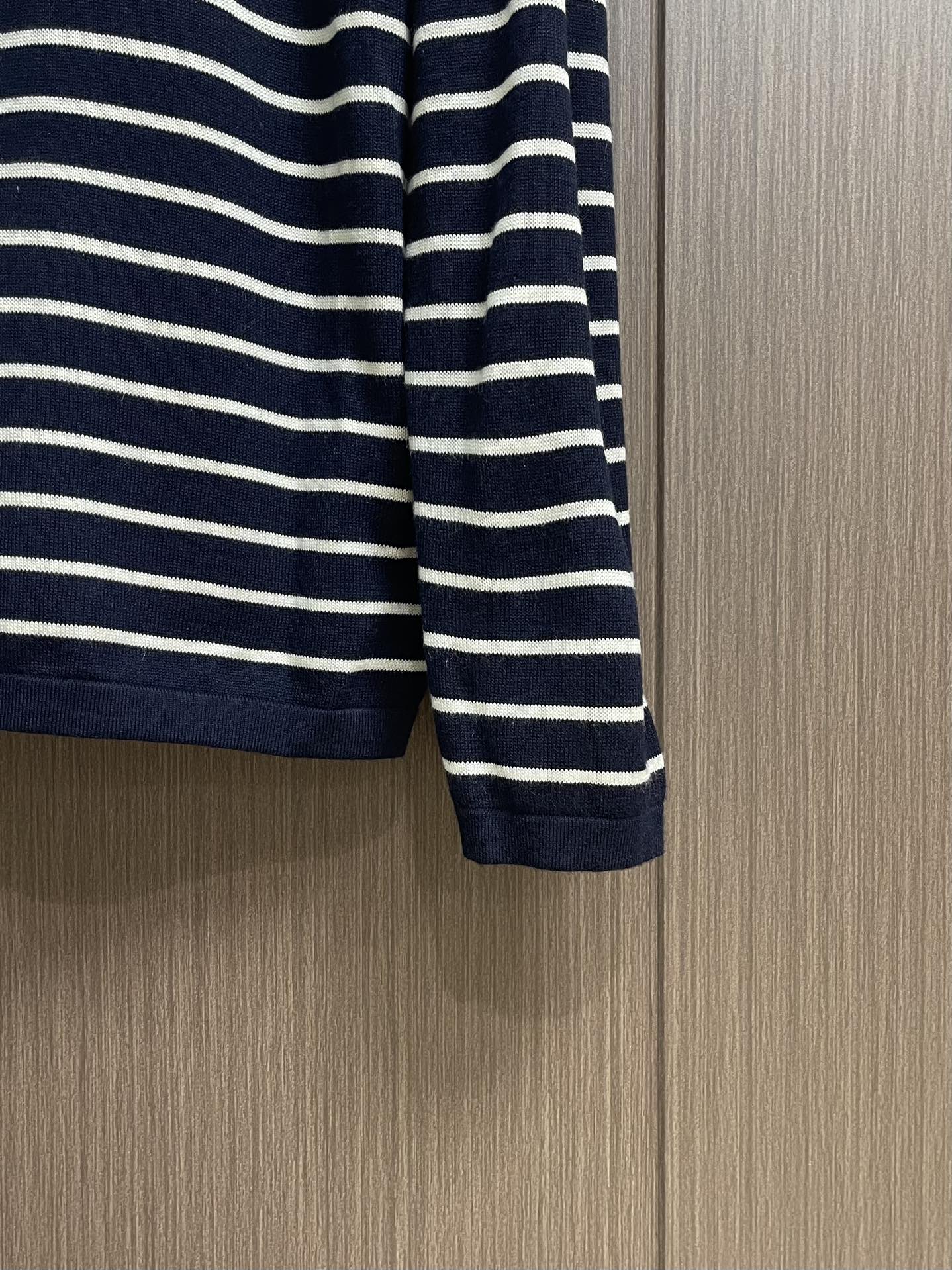 Prada 2025SS秋冬新款经典条纹100％羊毛针织毛衣，当经典条纹邂逅高端质感，当实用设计遇见情侣