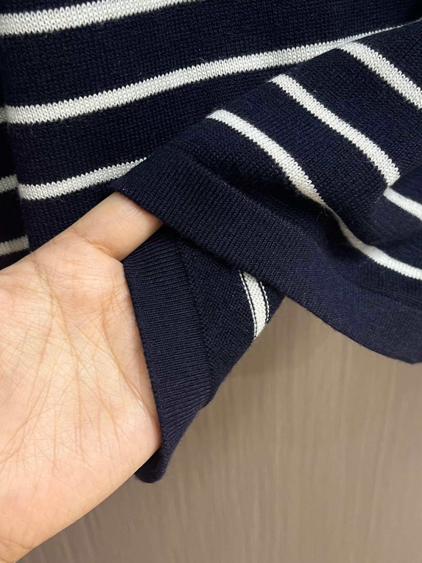 Prada 2025SS秋冬新款经典条纹100％羊毛针织毛衣，当经典条纹邂逅高端质感，当实用设计遇见情侣