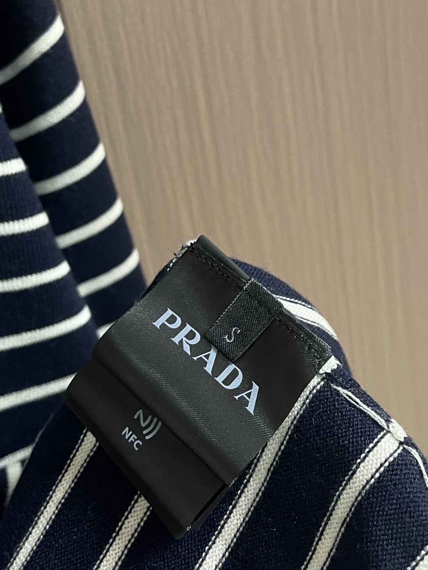 Prada 2025SS秋冬新款经典条纹100％羊毛针织毛衣，当经典条纹邂逅高端质感，当实用设计遇见情侣