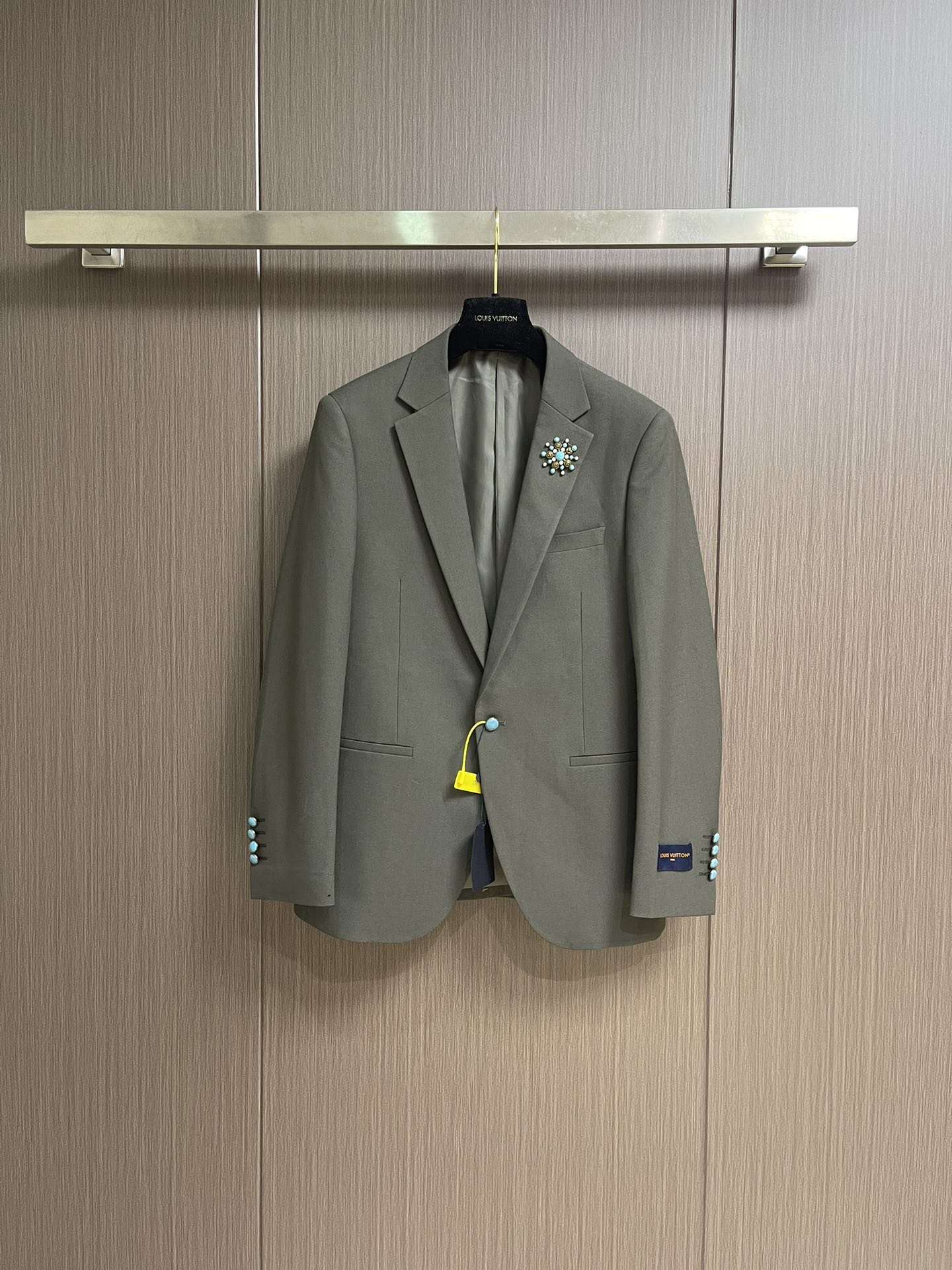 NO:538710,The whole set of removable single suit trousers LV 2025SS Autumn and Winter Turquoise Brooch Simple casual blazer trousers suit, breathable and soft, straight and draped, the whole piece of carriage is neat and flat, all hardware accessories are top-grade accessories with logos, and the fabrics are fixed-woven. There is no good product from the formal factory, without any picky places. This piece is often worn and very practical. The trousers are 29-38. The trousers are 46-58. The trousers are 46-58. The trousers are 46-58. The trousers are 44-58. The trousers are 44-58. The trousers are 44-10. The trousers are 100% off. The trousers are 100% off. The trousers are 100% off. The trousers are 100% off. The trousers are 100% off. The trousers are 100% off. The trousers are 100% off. The trousers are 100% off. The trousers are 100% off. The trousers are 100% off. The trousers are 100% off. The trousers are 100% off. The trousers are 100% off. The trousers are 100% off. The trousers are 100% off. The trousers are 100% off. The trousers are 100% off. The trousers are 100% off. The trousers are 100% off. The trousers are 100% off. The trousers are 100% off. The trousers are 100% off. The trousers are 100% off. The trous19860909整套 可拆卖 单西服 西裤 LV 2025SS秋冬绿松石胸针简约休闲西装外套西裤套装,透气柔软,笔挺垂感十足,整件车工走线整齐平整,所有五金附料都是客供带logo顶级配件,面料都是定织的 外面根本就没有 正规大厂途径出来的好货,无任何有挑剔的地方 这样的一件属于常备常穿的,实用性很强.西裤码数29-38 西服码数46-58,,louis vuitton,jackets & coats,business suit,brooch，breastpin,alexander wang,Men's clothing