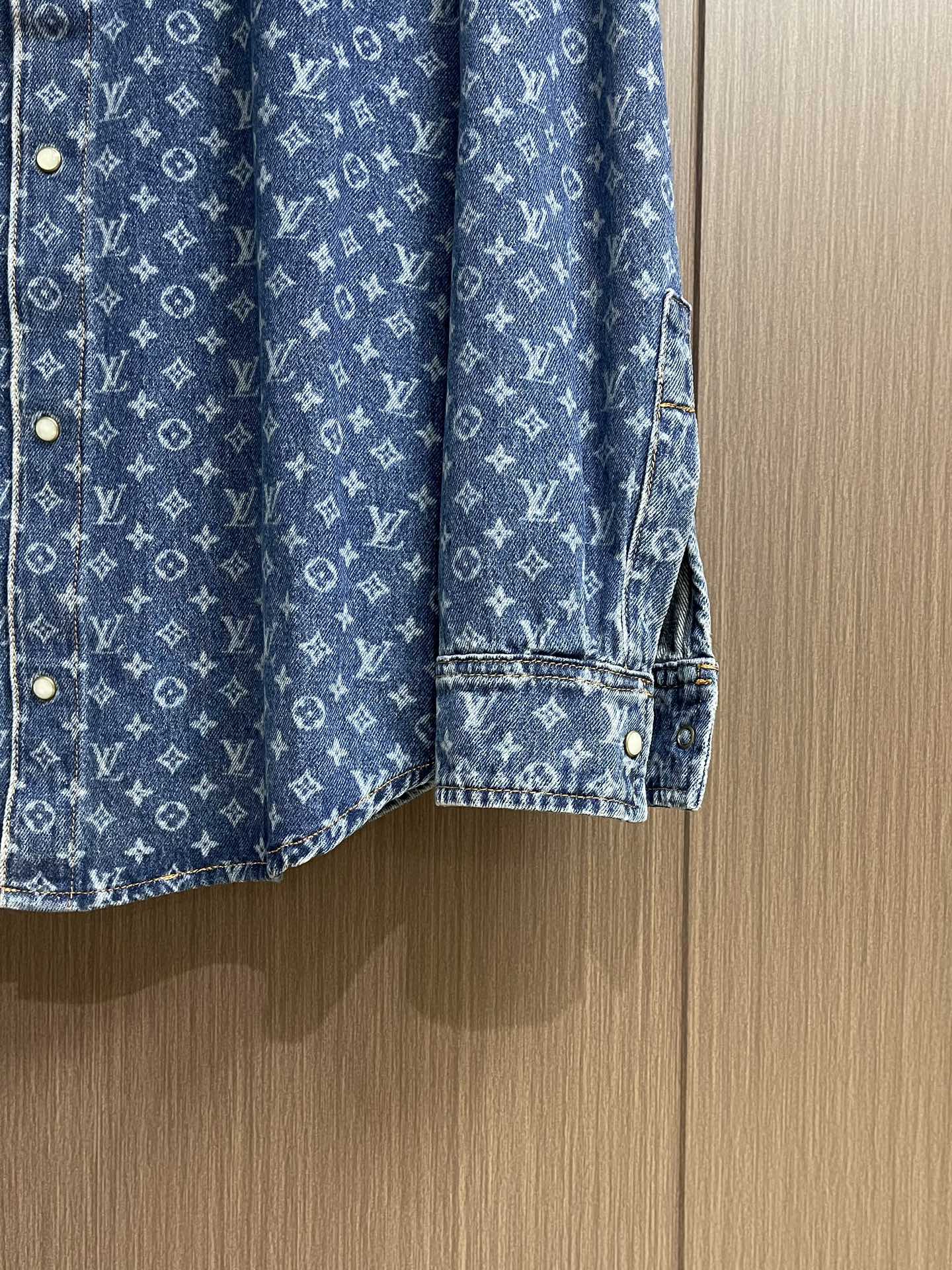 LV 2025SS满印牛仔外套，定制蓝影加密纯棉经典纹牛仔料 温润如棉 舒适贴肤 靛蓝雅韵 带着复古的韵