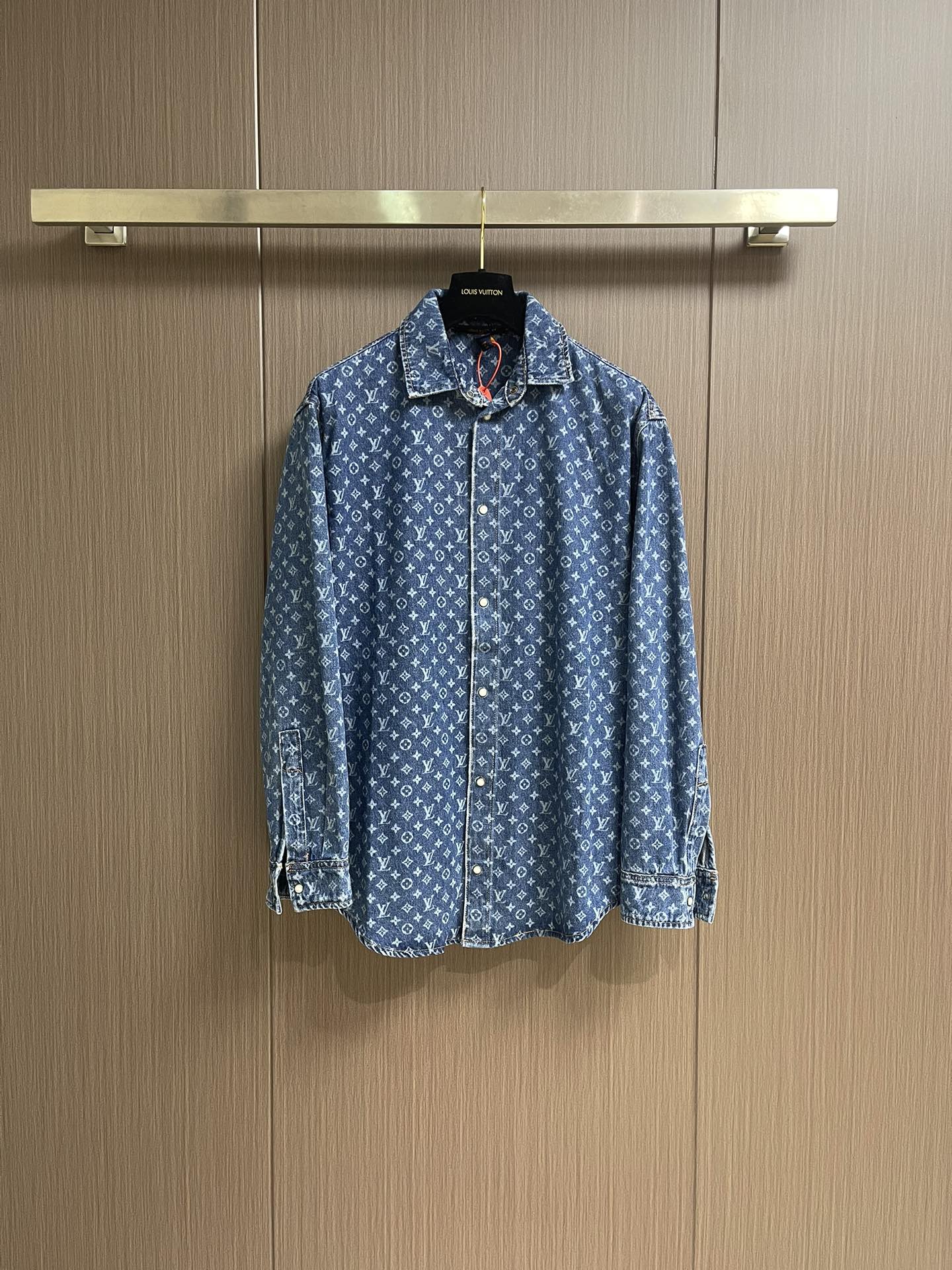 NO:538687,LV 2025SS full-print denim jacket, customized blue shadow encrypted pure cotton classic denim material, warm as cotton, comfortable skin, elegant indigo, with retro charm and modern fashion sense, with denim as canvas, the iconic Monogram pattern is laid out on it, every inch of the latitude hides Louis Vuitton's glorious history and fashion heritage, with hard lines of workwear, high-end feeling from the inside out, no noise, self-evident aura, a stunning work in fashion feast, laser flowering technology, advanced technology for pattern engraving using laser technology, projecting laser onto the surface of the material, making the material quickly heat to melt, forming an LV logo pattern, position can be accurately controlled. Washing and light frying process, desalination material is first desalinated and pretreated, and then sand-washed to produce a fading effect  Therefore, the fried color is fryed through special chemical treatment to make the denim appear in a special contrast effect. Prioritize the position of the sprinkler and then rub it out of the gradient effect by hand. Use a spray gun to spray the reagent to the specified position accurately according to the design requirements. Let the reagent react chemically with the fabric to form a gradual gradient effect. Finally, boil and strengthen the color. Size 34-36-38-40 S-XL,,louis vuitton,louis vuitton,jackets & coats,alexander wang19860909LV 2025SS满印牛仔外套,定制蓝影加密纯棉经典纹牛仔料 温润如棉 舒适贴肤 靛蓝雅韵 带着复古的韵味与现代的时尚感 以丹宁为画布 标志性Monogram图案铺陈其上 每一寸经纬都藏着Louis Vuitton 的辉煌历史与时尚底蕴 搭配工装的硬朗线条 由内而外散发的高级感 不必喧哗 气场自显 时尚盛宴中的惊艳之作,激光烧花工艺 利用激光技术进行花纹刻划的先进工艺 将激光投射到材料表面 使材料局部迅速加热至熔化 形成LV标识图案 可以精确控制位置.洗水轻炒双工艺 先对牛仔料进行退浆清洗预处理 再进行砂洗以产生褪色效果 从而通过特殊的化学处理进行炒色使牛仔出现特殊撞色效果,优先定位喷马溜再通过手搓出渐变效果 使用喷枪将试剂溶按照设计要求精确地喷到指定位置 让试剂与布料发生化学反应 形成循序渐进的渐变效果 最终再水煮加固色.尺码34-36-38-40 S-XL,,louis vuitton,louis vuitton,jackets & coats,alexander wang,Men's clothing