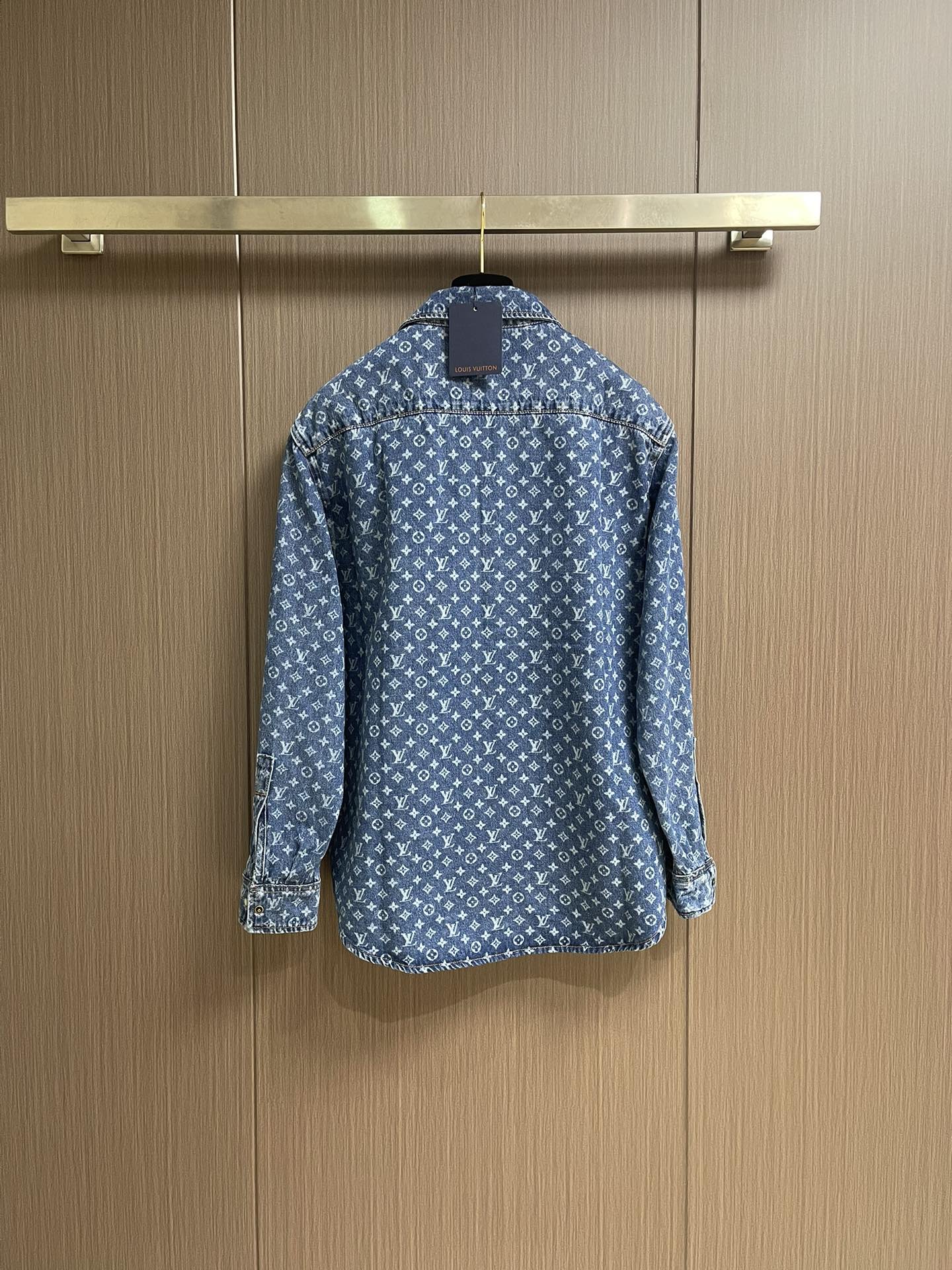 LV 2025SS满印牛仔外套，定制蓝影加密纯棉经典纹牛仔料 温润如棉 舒适贴肤 靛蓝雅韵 带着复古的韵