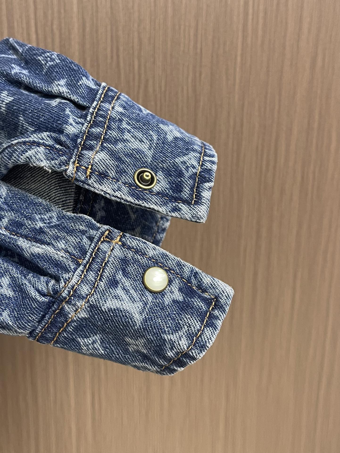 LV 2025SS满印牛仔外套，定制蓝影加密纯棉经典纹牛仔料 温润如棉 舒适贴肤 靛蓝雅韵 带着复古的韵