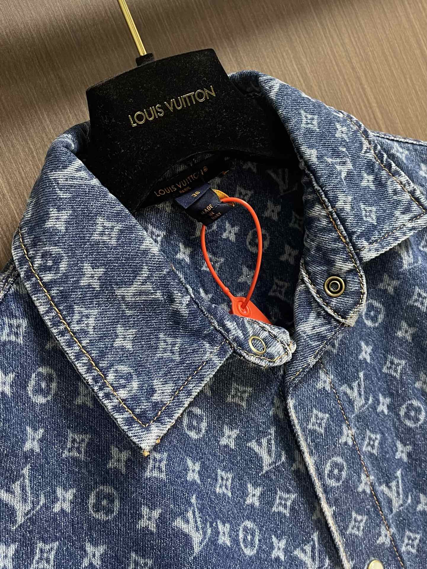 LV 2025SS满印牛仔外套，定制蓝影加密纯棉经典纹牛仔料 温润如棉 舒适贴肤 靛蓝雅韵 带着复古的韵