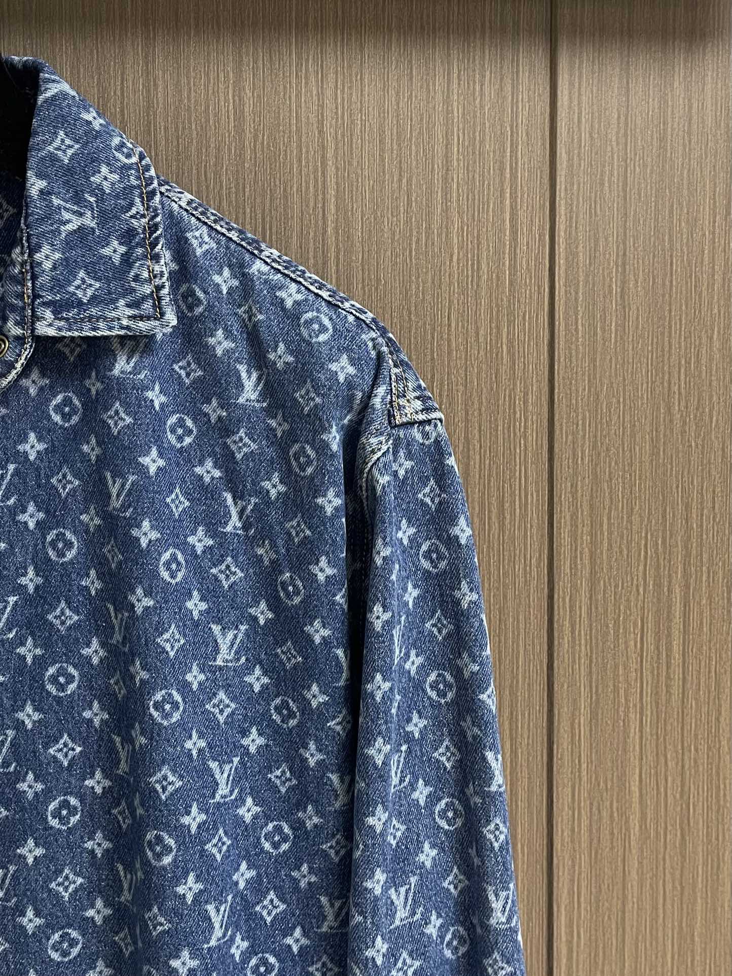 LV 2025SS满印牛仔外套，定制蓝影加密纯棉经典纹牛仔料 温润如棉 舒适贴肤 靛蓝雅韵 带着复古的韵