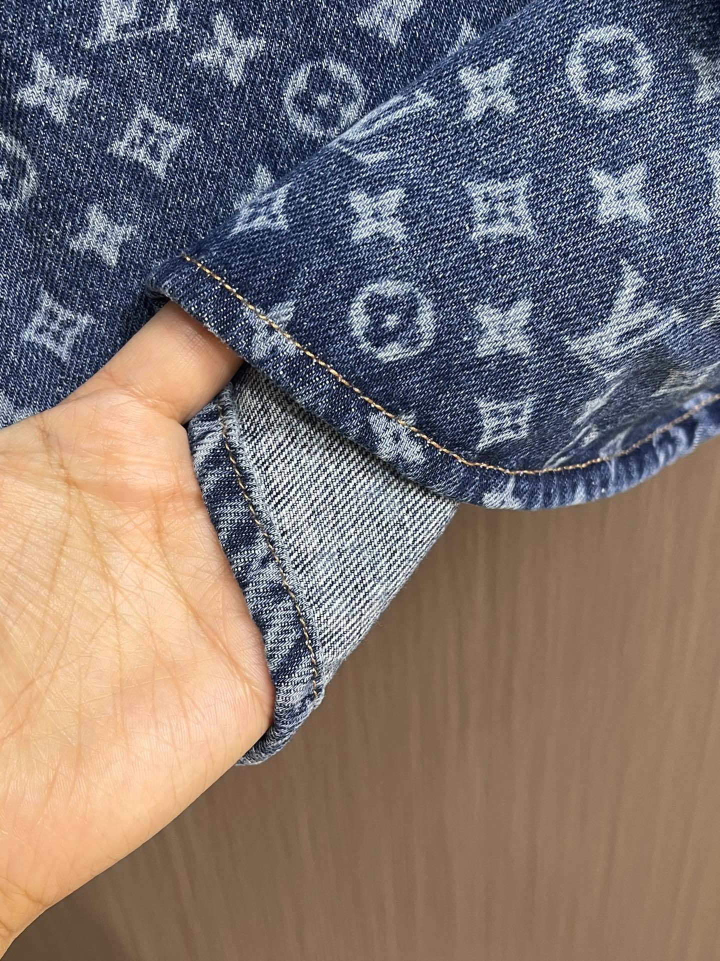 LV 2025SS满印牛仔外套，定制蓝影加密纯棉经典纹牛仔料 温润如棉 舒适贴肤 靛蓝雅韵 带着复古的韵